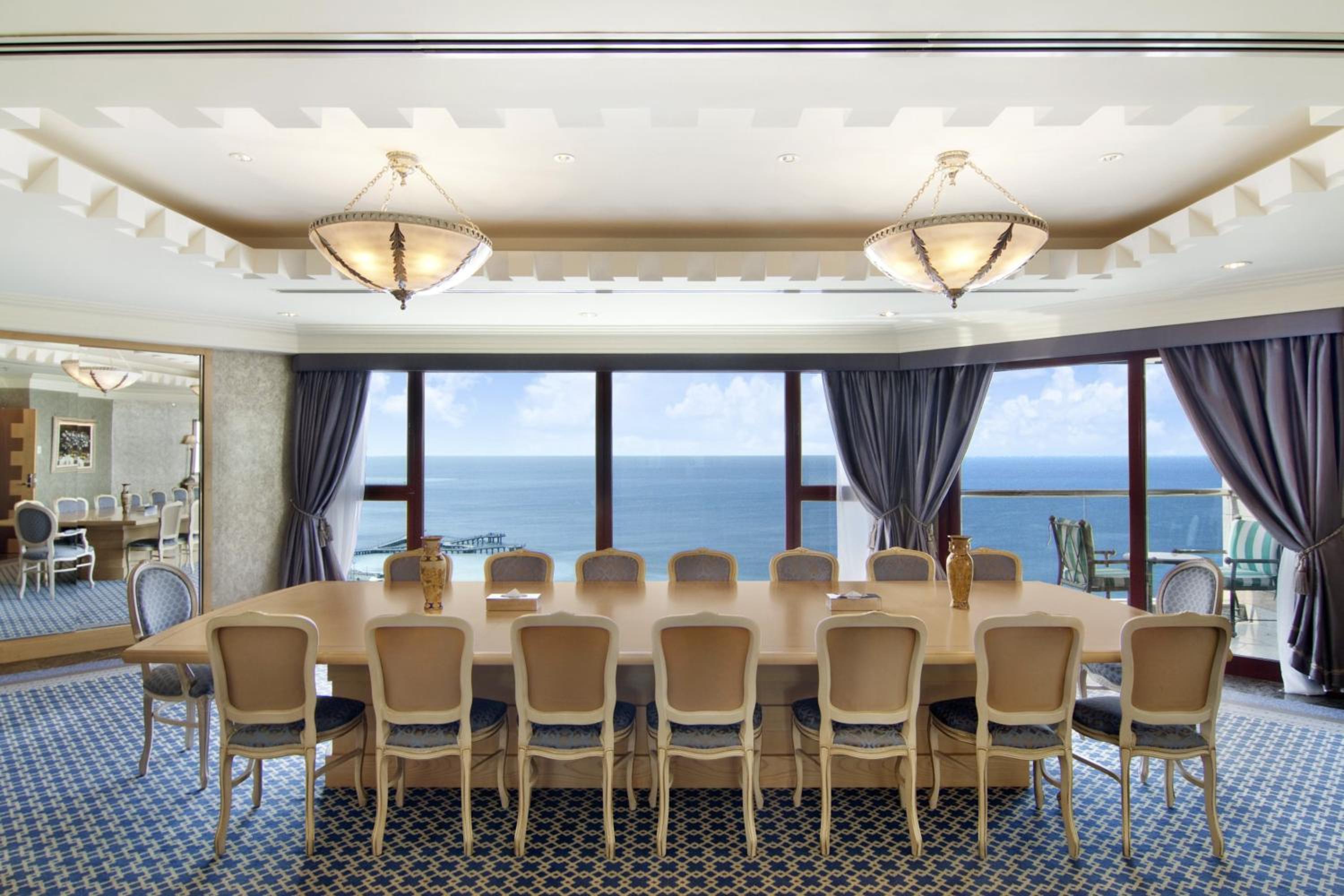King Royal Executive Suite - Lounge Access thumbnail 6