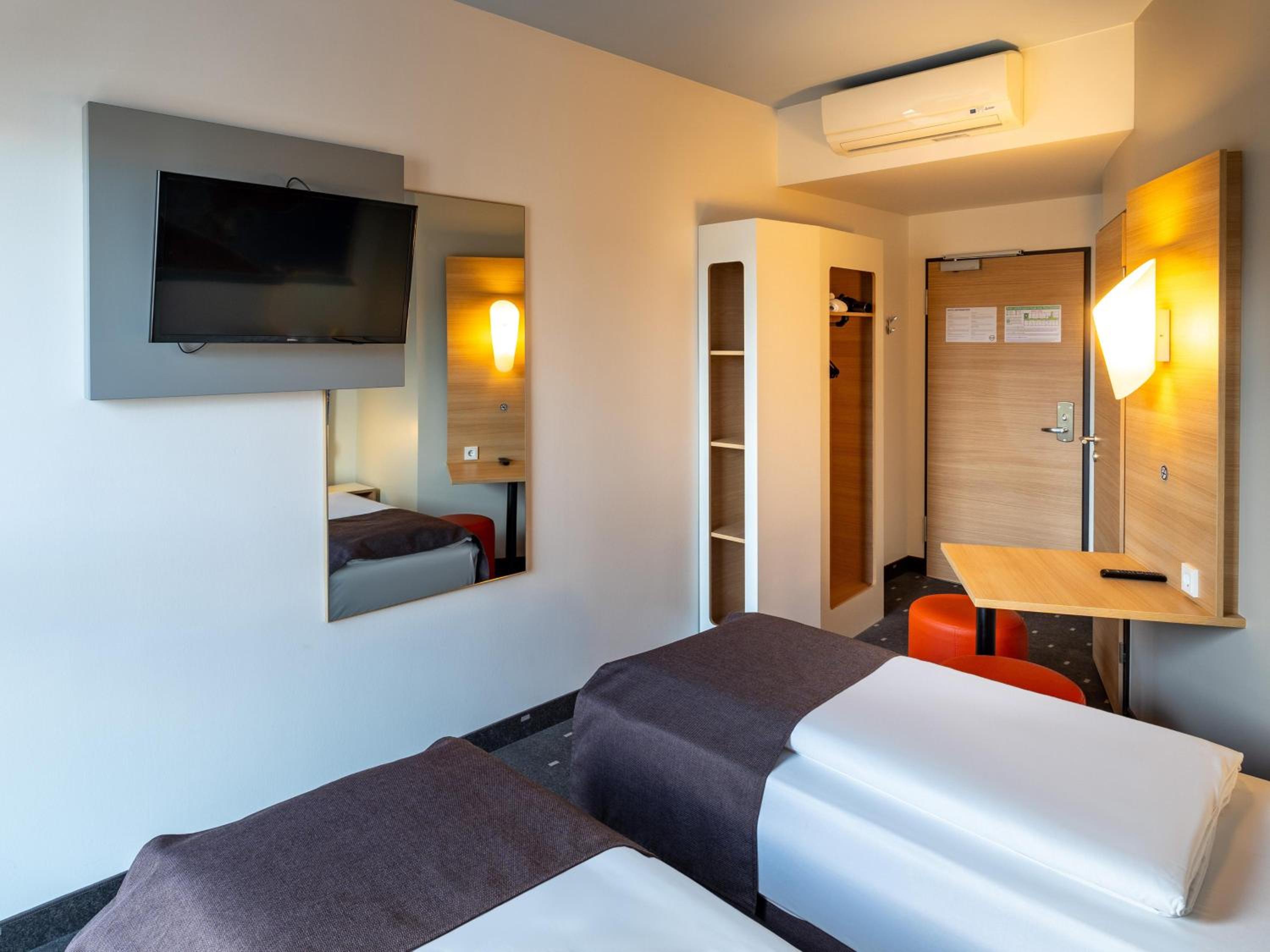 Twin Room - Photo 3