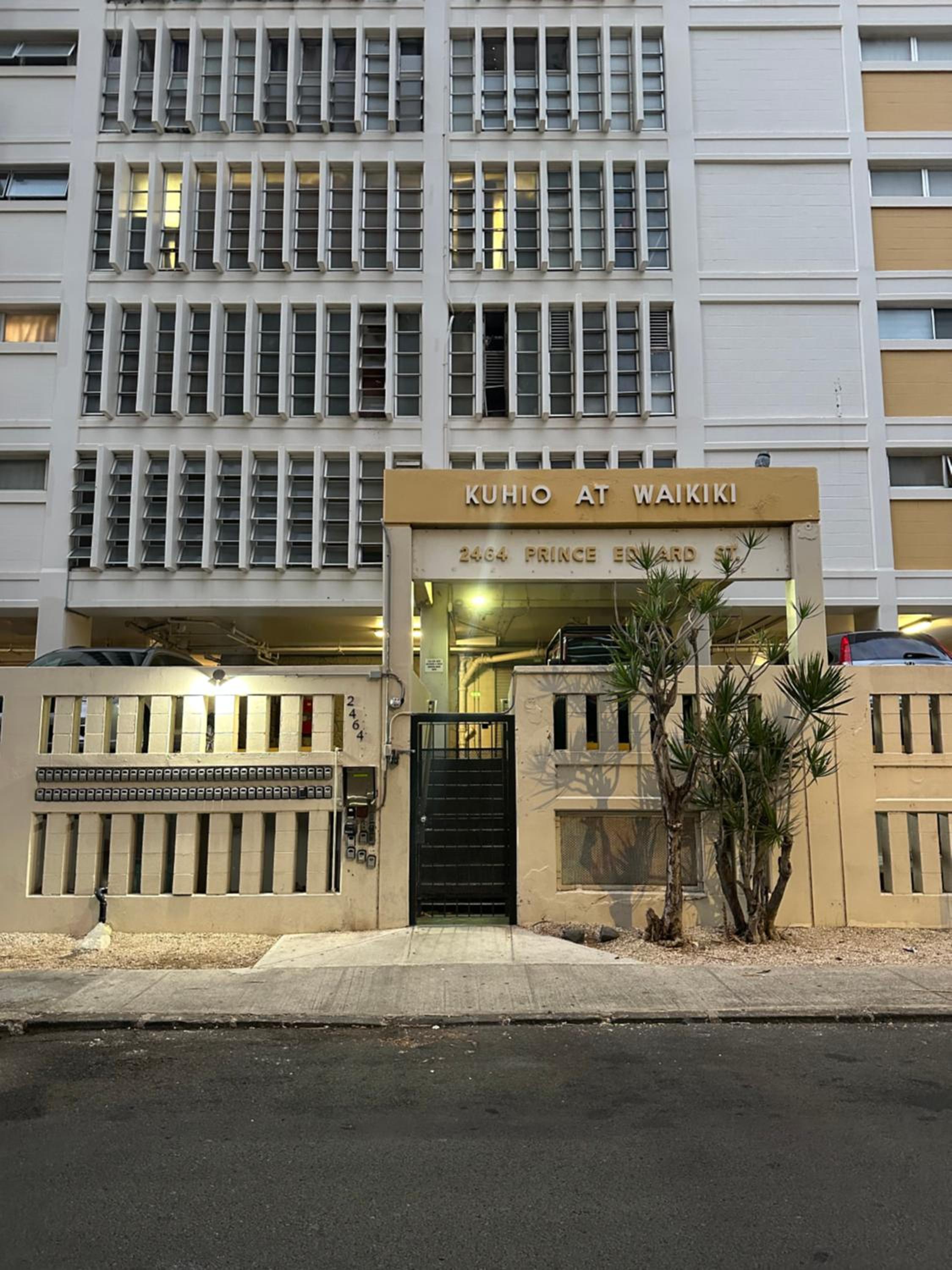 WELLCOME TO LOVELY CONDO 2 BEDS 2 BATHS FREE PARKING IN WAIKIKI BEACH: Two-Bedroom Apartment photo