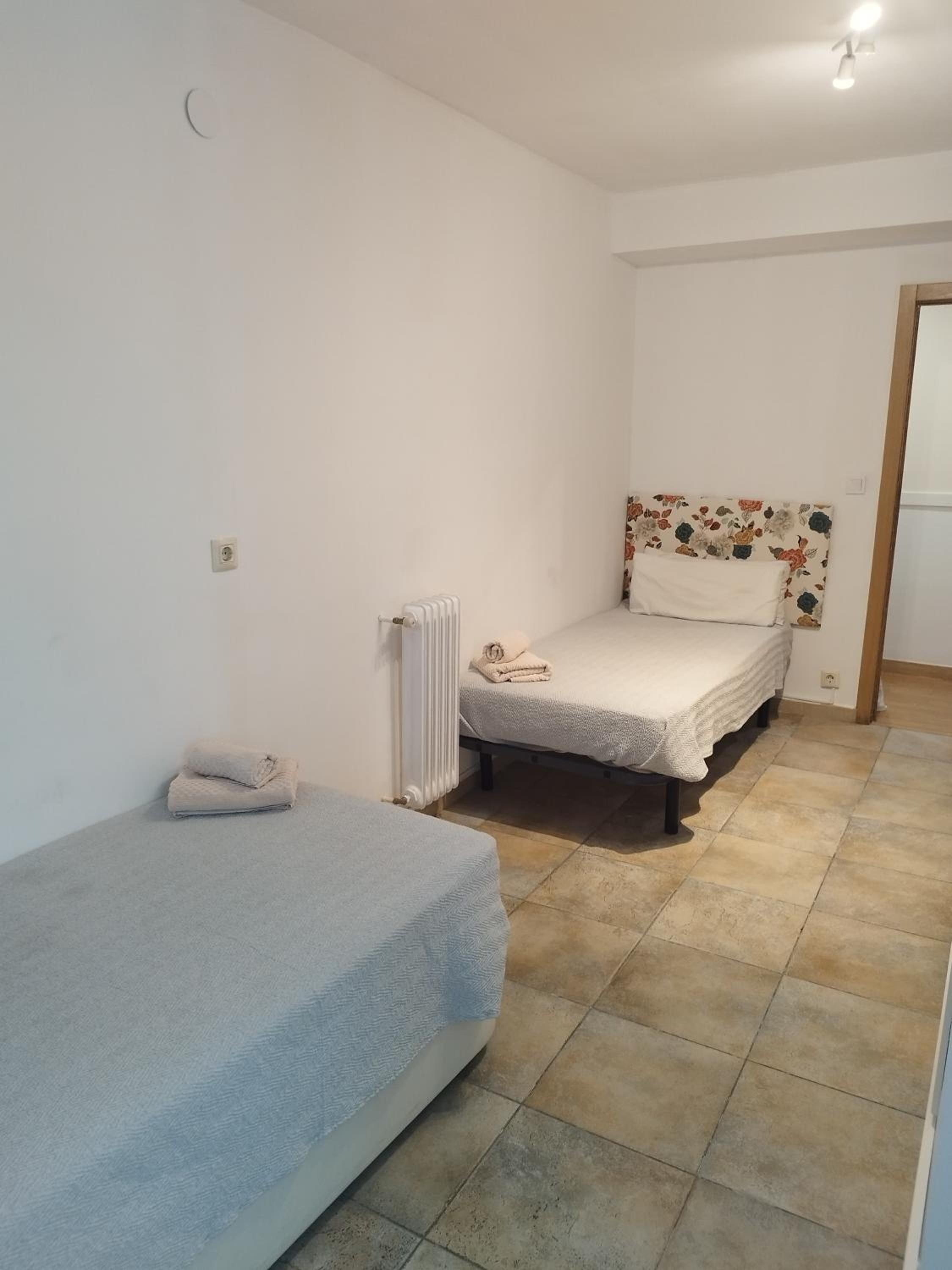 Twin Room - Photo 3