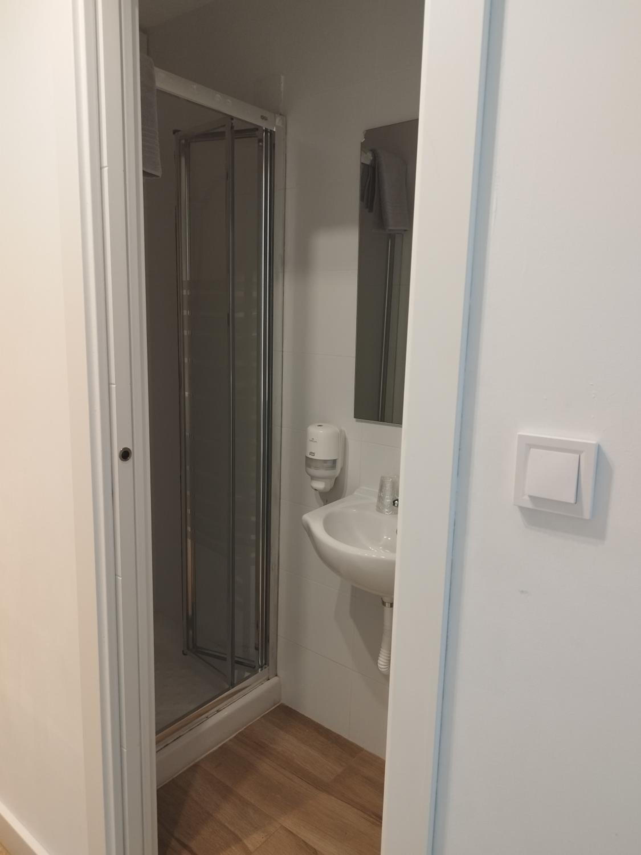 Twin Room - Photo 10