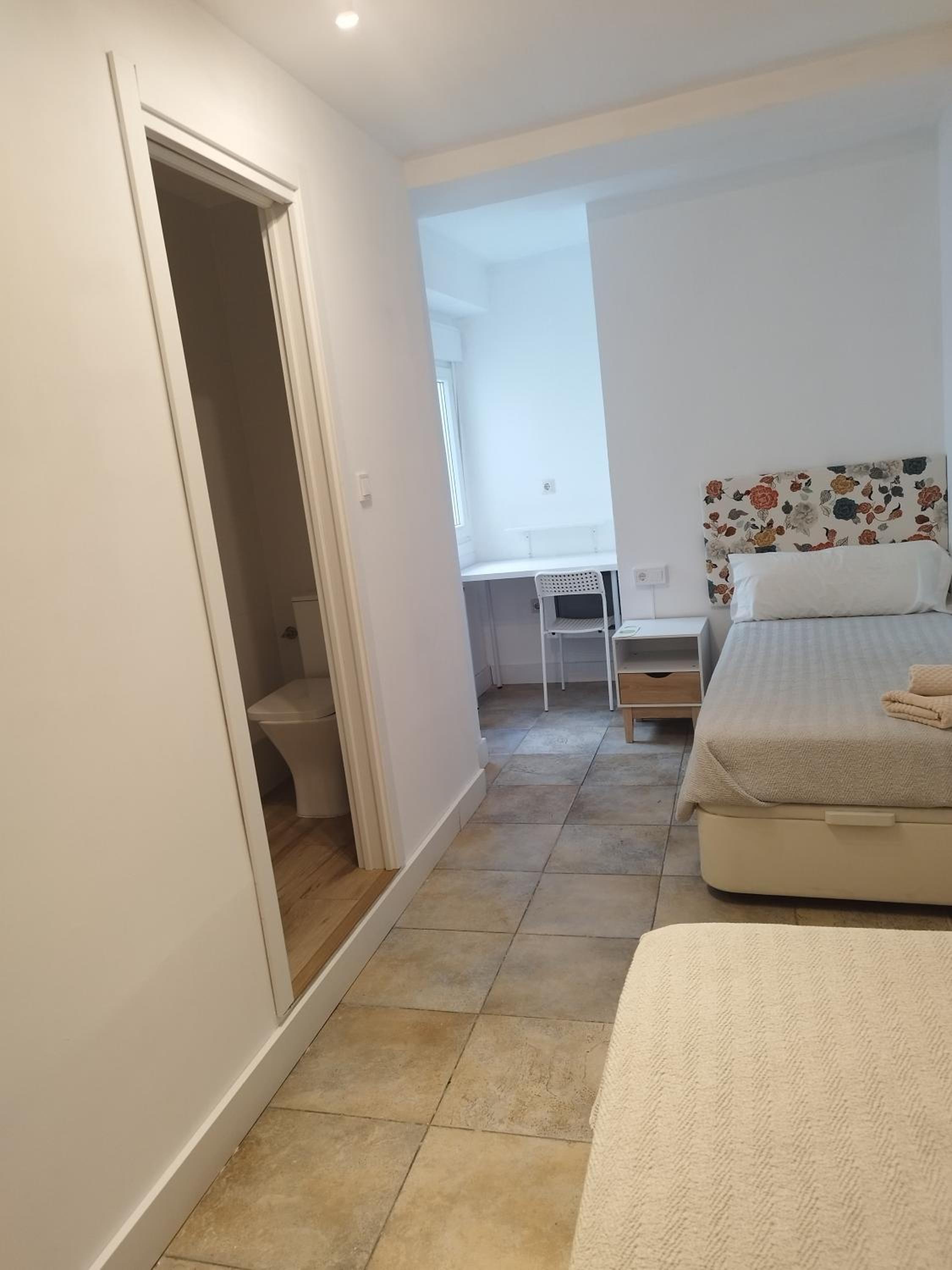 Twin Room - Photo 8