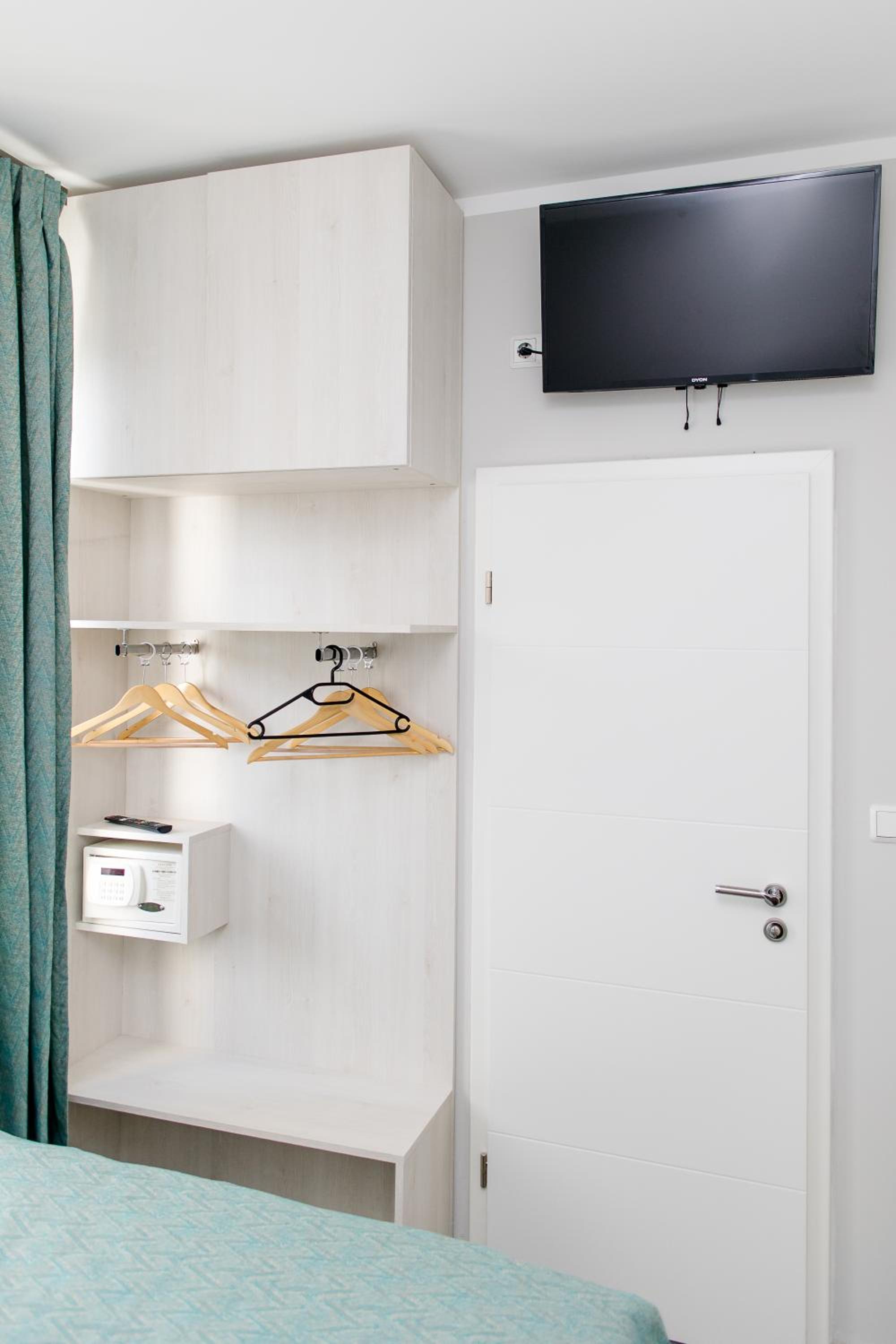 Small Single Room photo 2