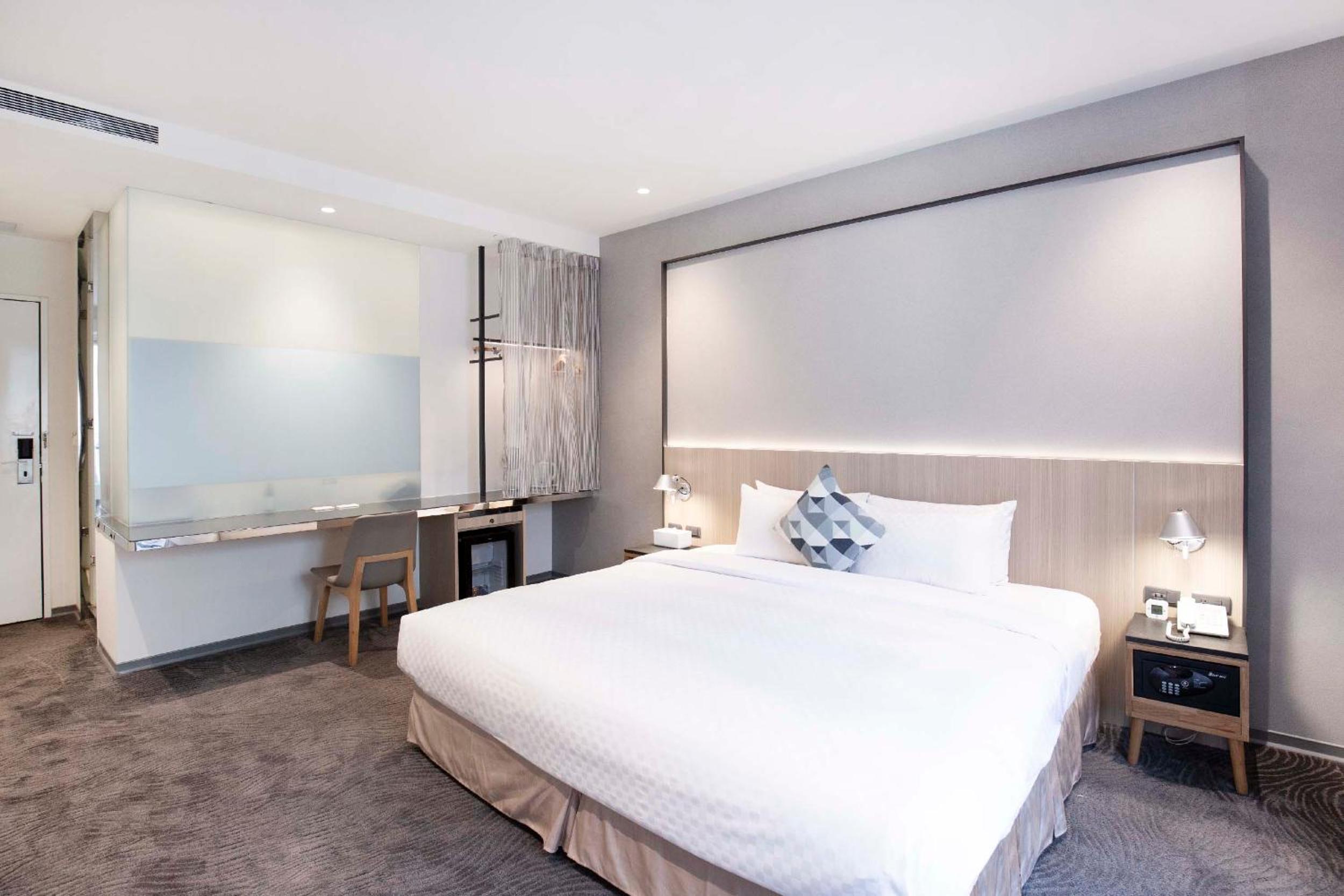 Deluxe Room with Balcony  photo 2