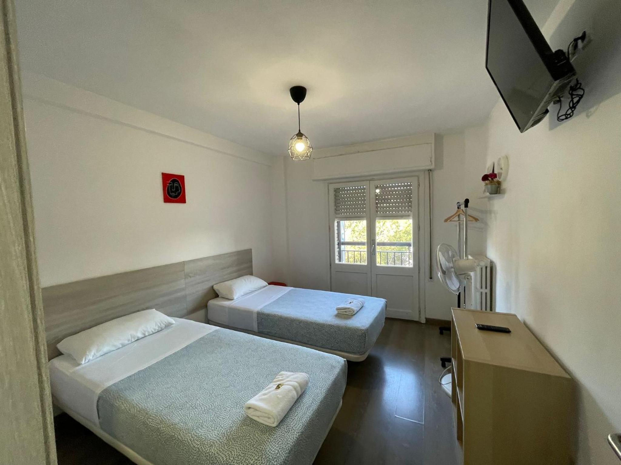 Twin Room with Private Bathroom - Photo 7