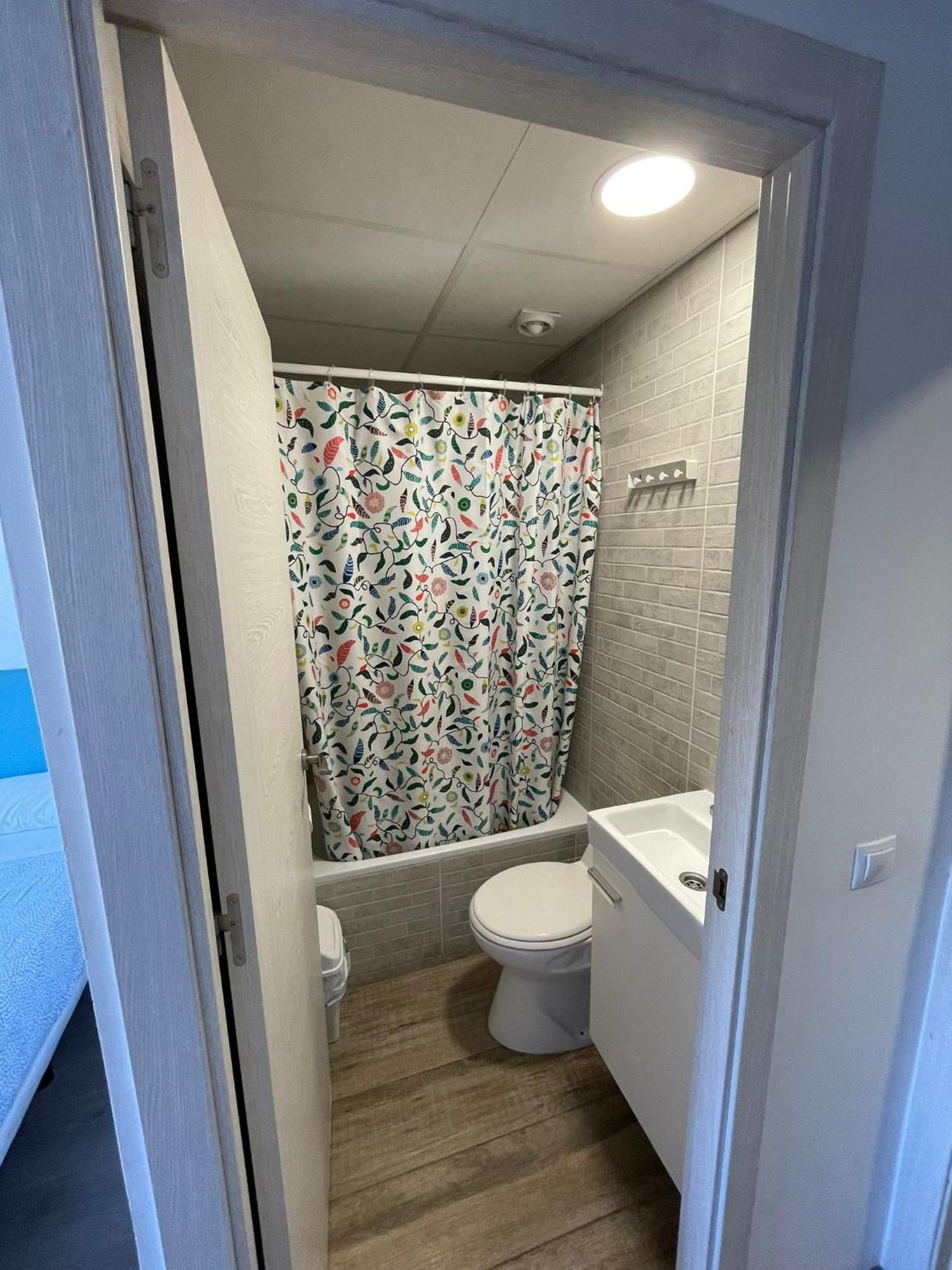 Triple Room with Private Bathroom - Photo 8
