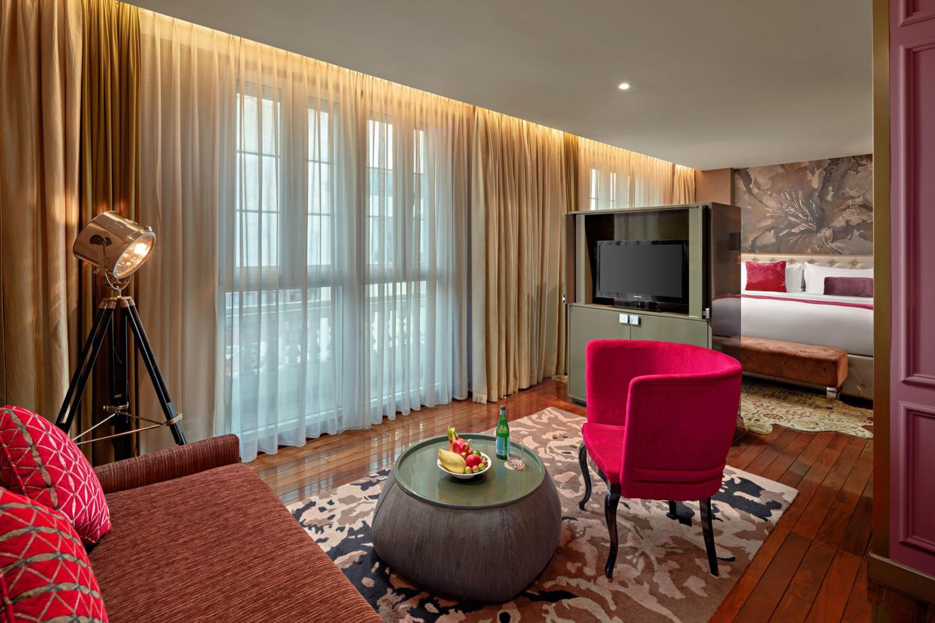 Junior King Suite with Opera House View photo 2