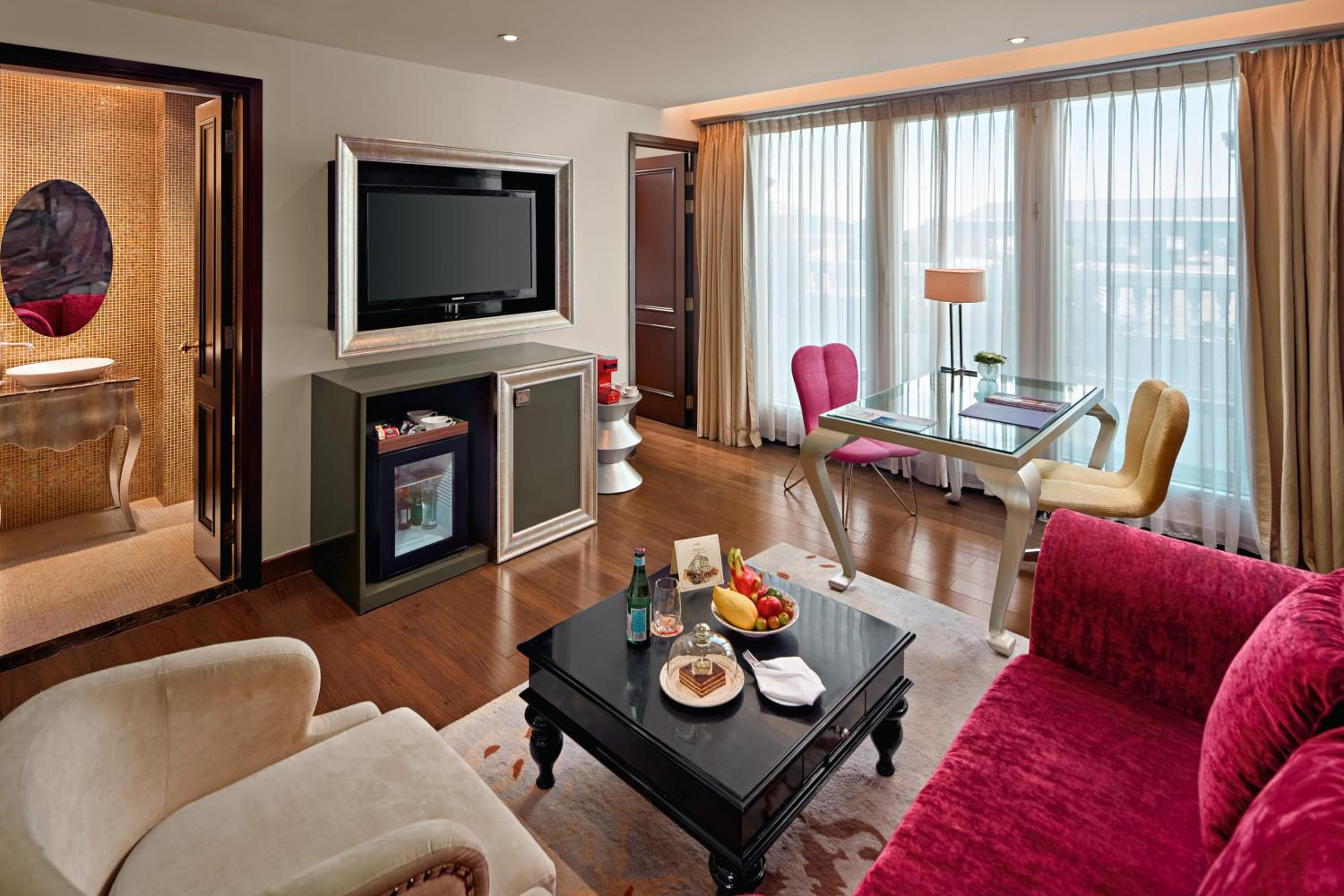 Executive King Suite with Balcony and Opera House View photo 2