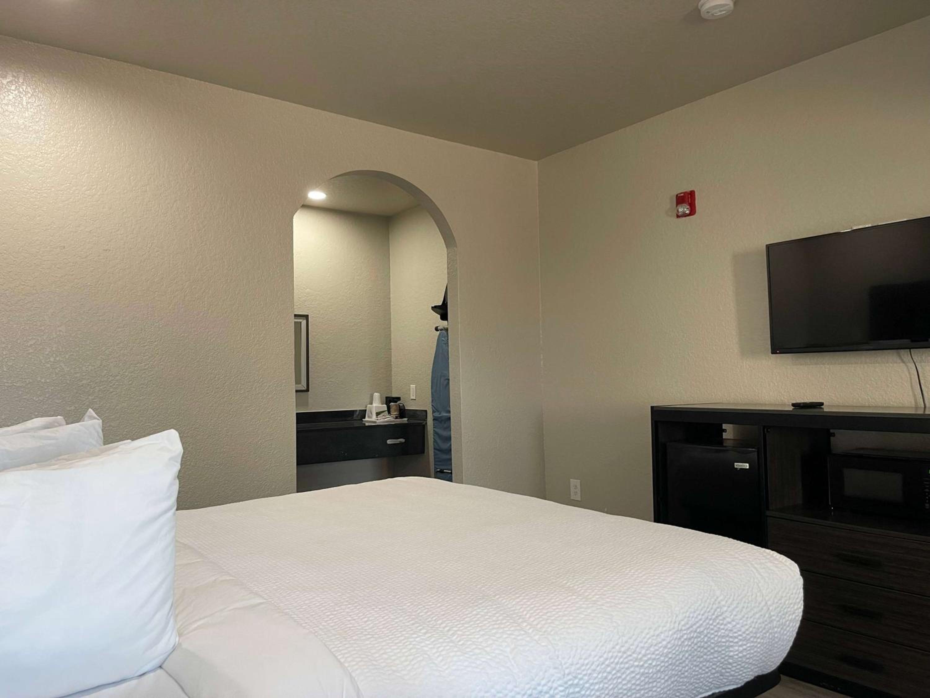 King Room with Bath Tub - Mobility/Hearing Accessible - Non-Smoking - Photo 1