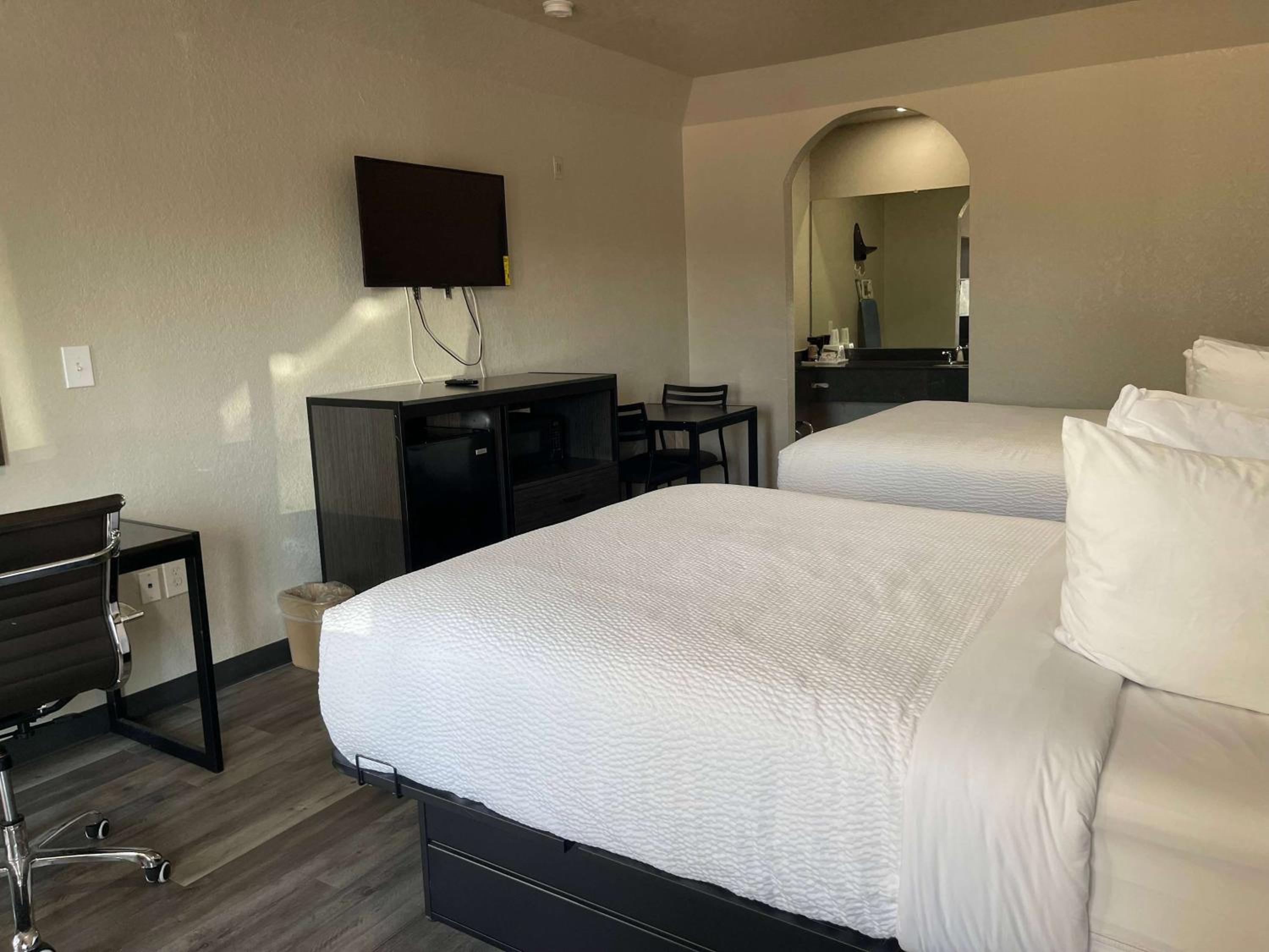 Queen Room with Two Queen Beds and Roll-in Shower - Mobility/Hearing Accessible - Non-Smoking - Photo 1