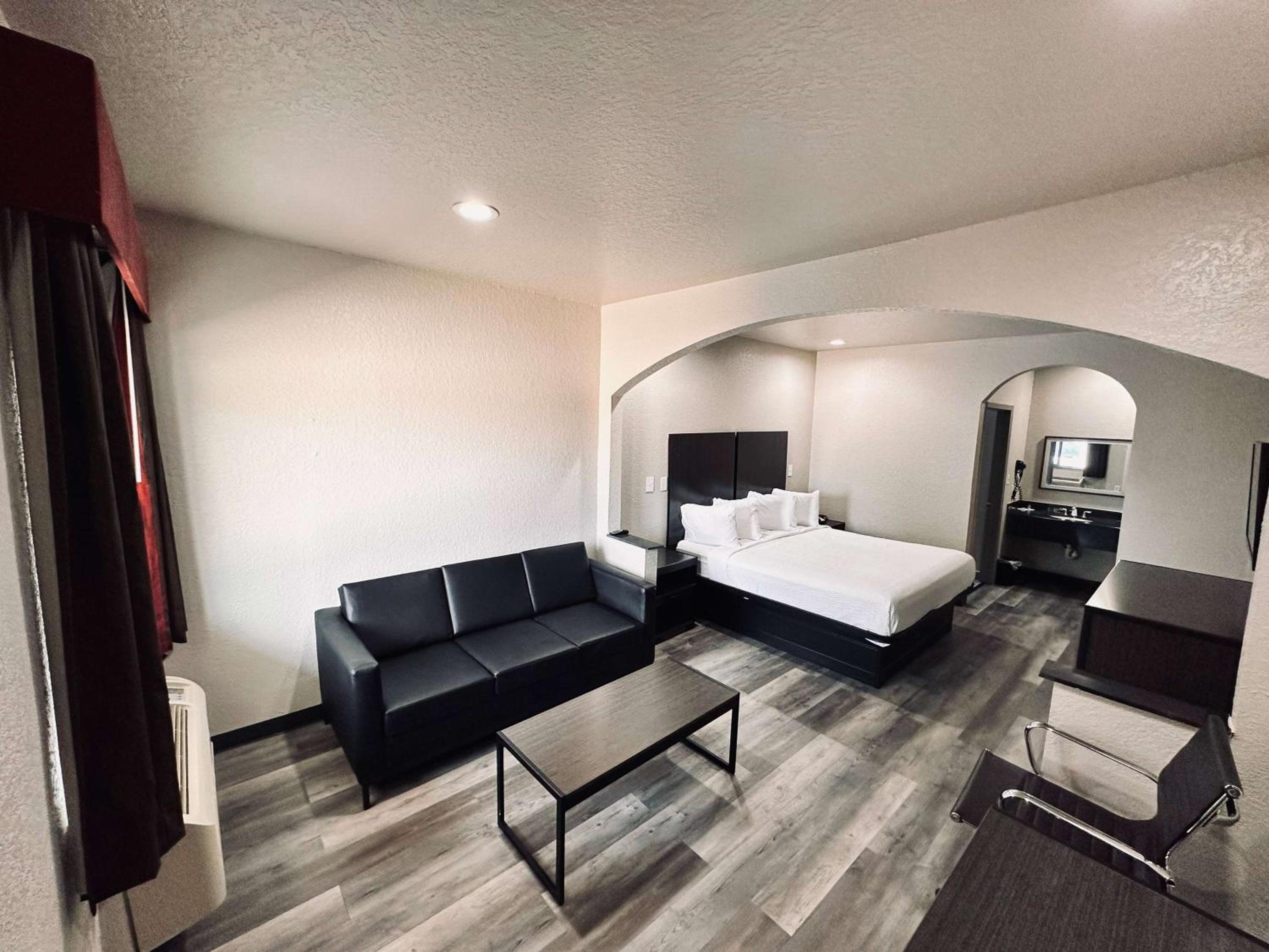 1 King Bed, Studio Suite, Non-Smoking - Photo 1