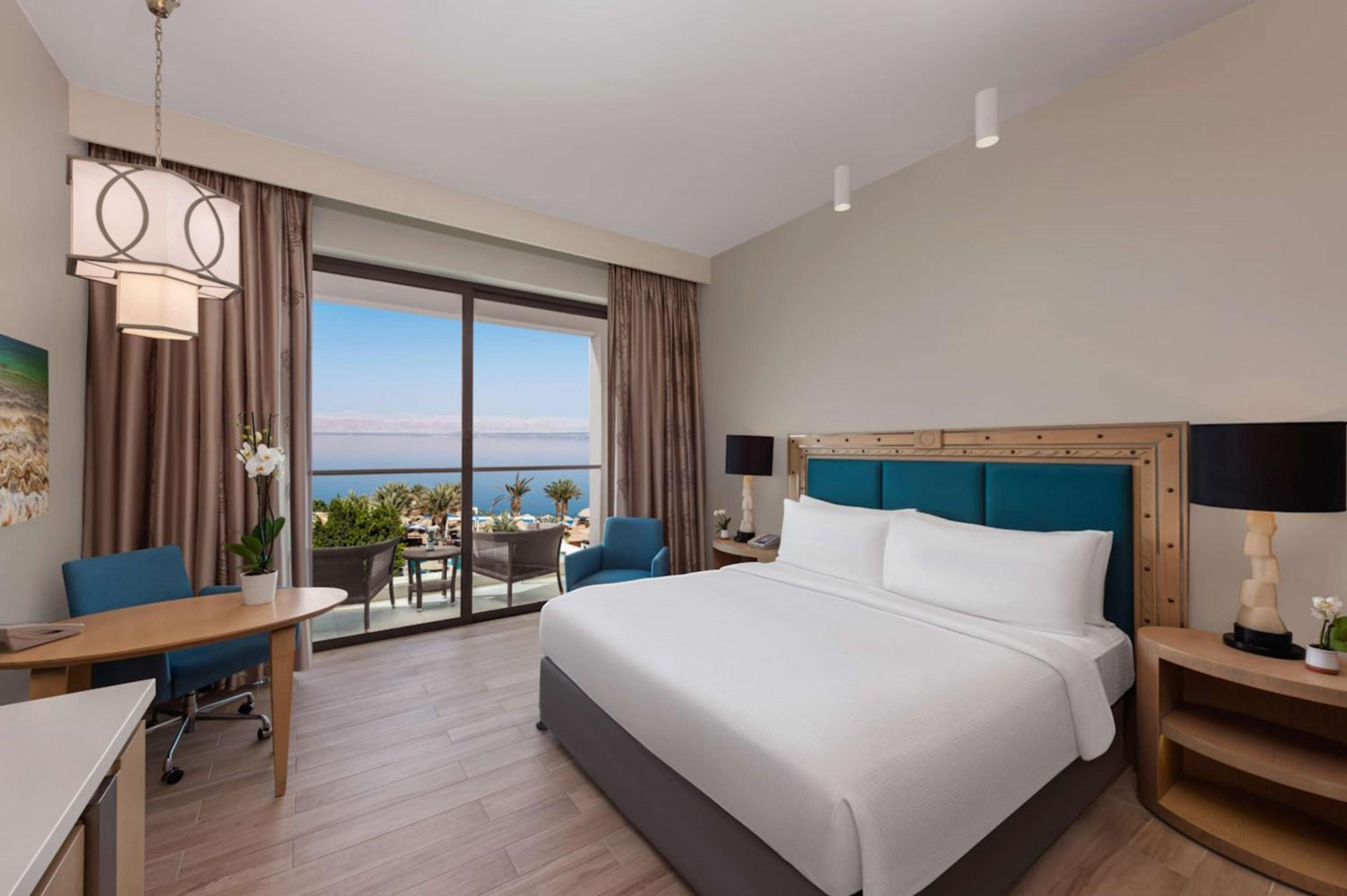 Deluxe King Room with Sea View - Photo 6