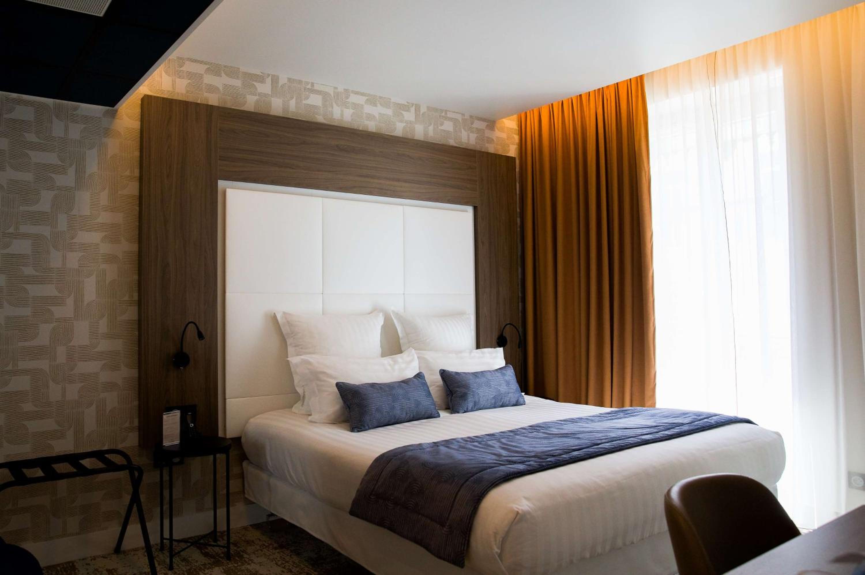 Deluxe Double Room with Balcony - King Size Bed - Photo 1