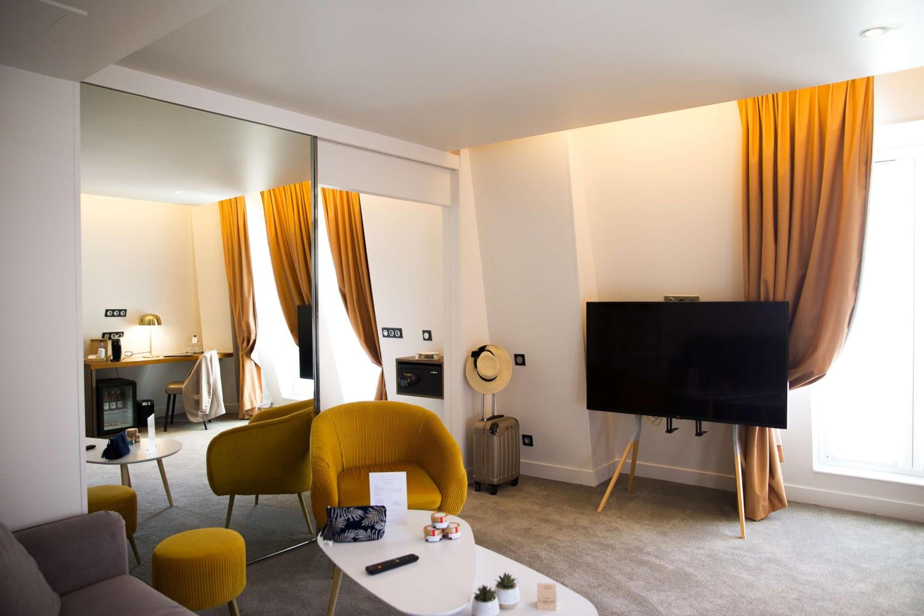 King Suite with Living Room Area - Photo 4