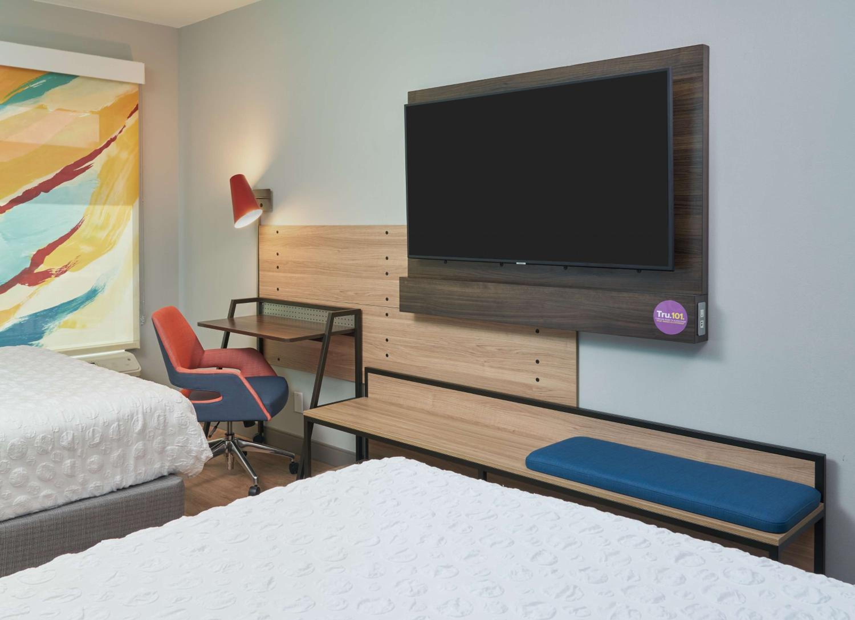 Queen Room with Two Queen Beds - Photo 2