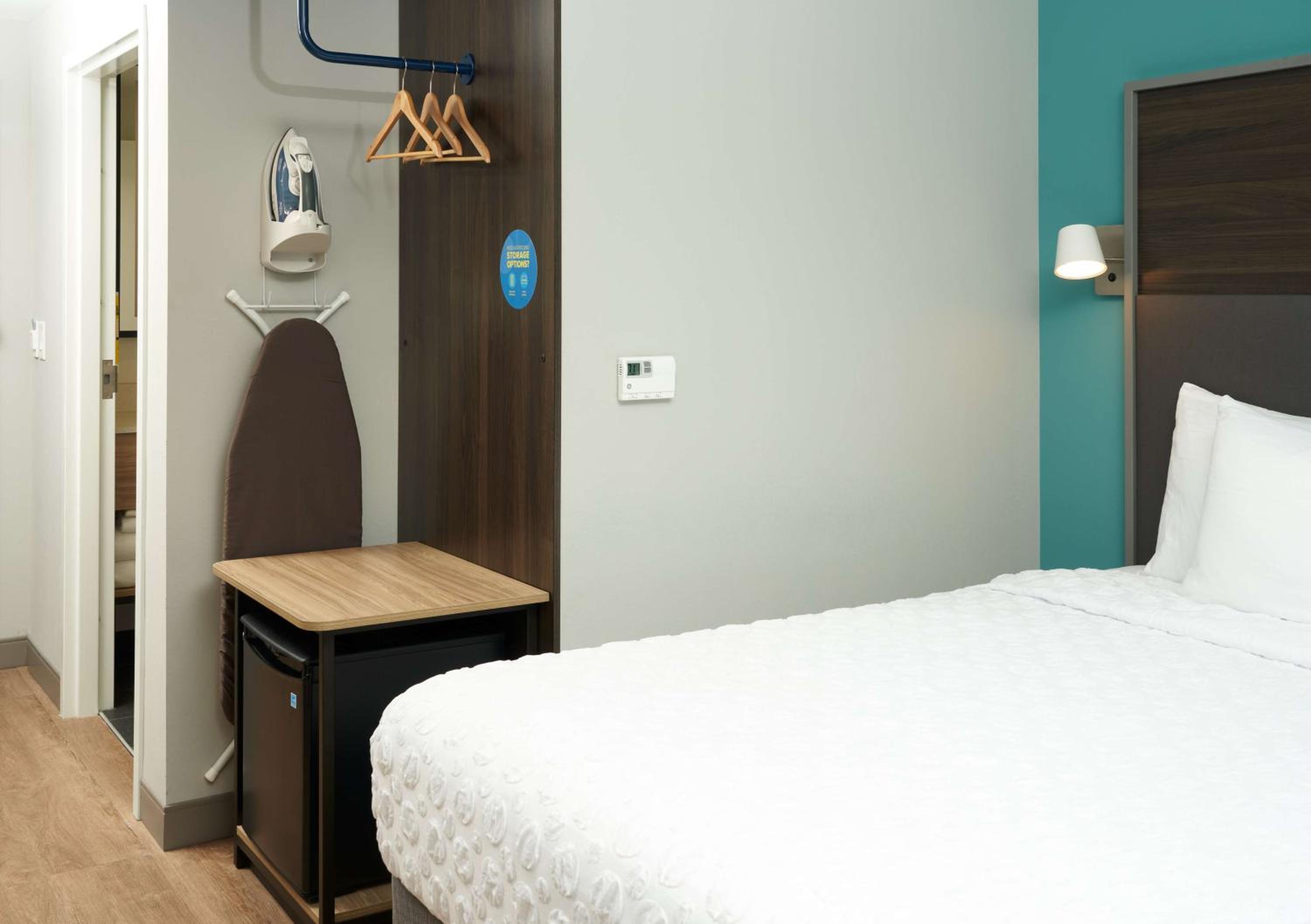 Queen Room with Two Queen Beds - Photo 4
