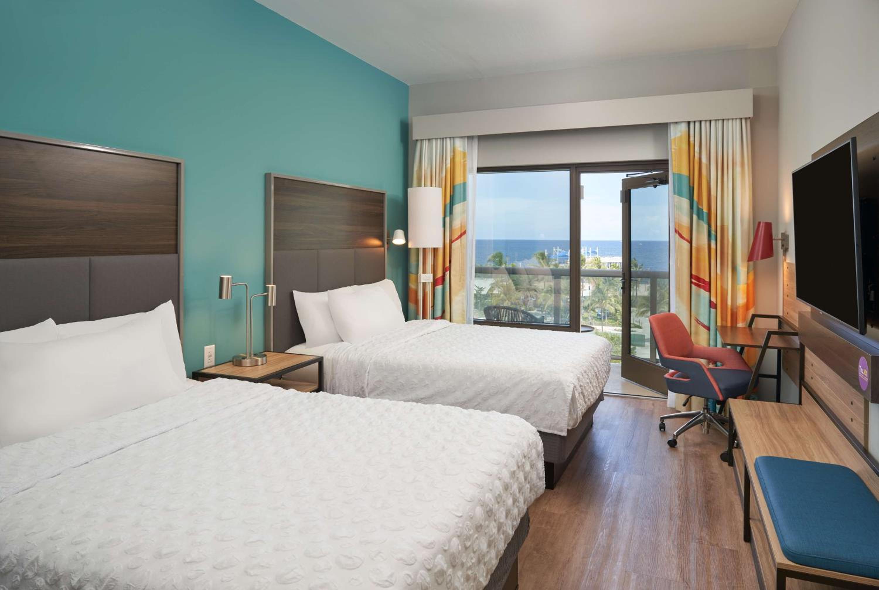 Queen Room with Two Queen Beds with Ocean View - Photo 4