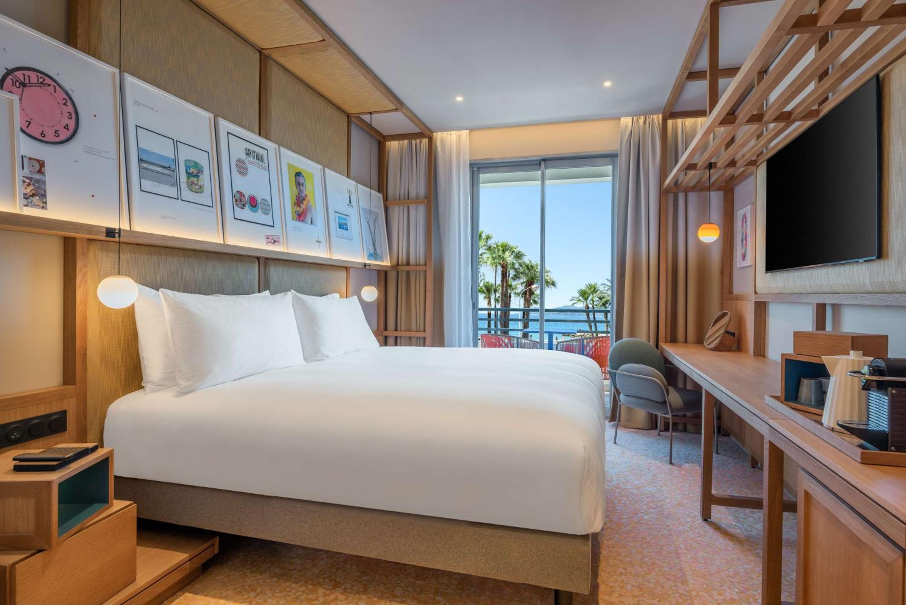 Deluxe King Room with Sea View - Photo 1