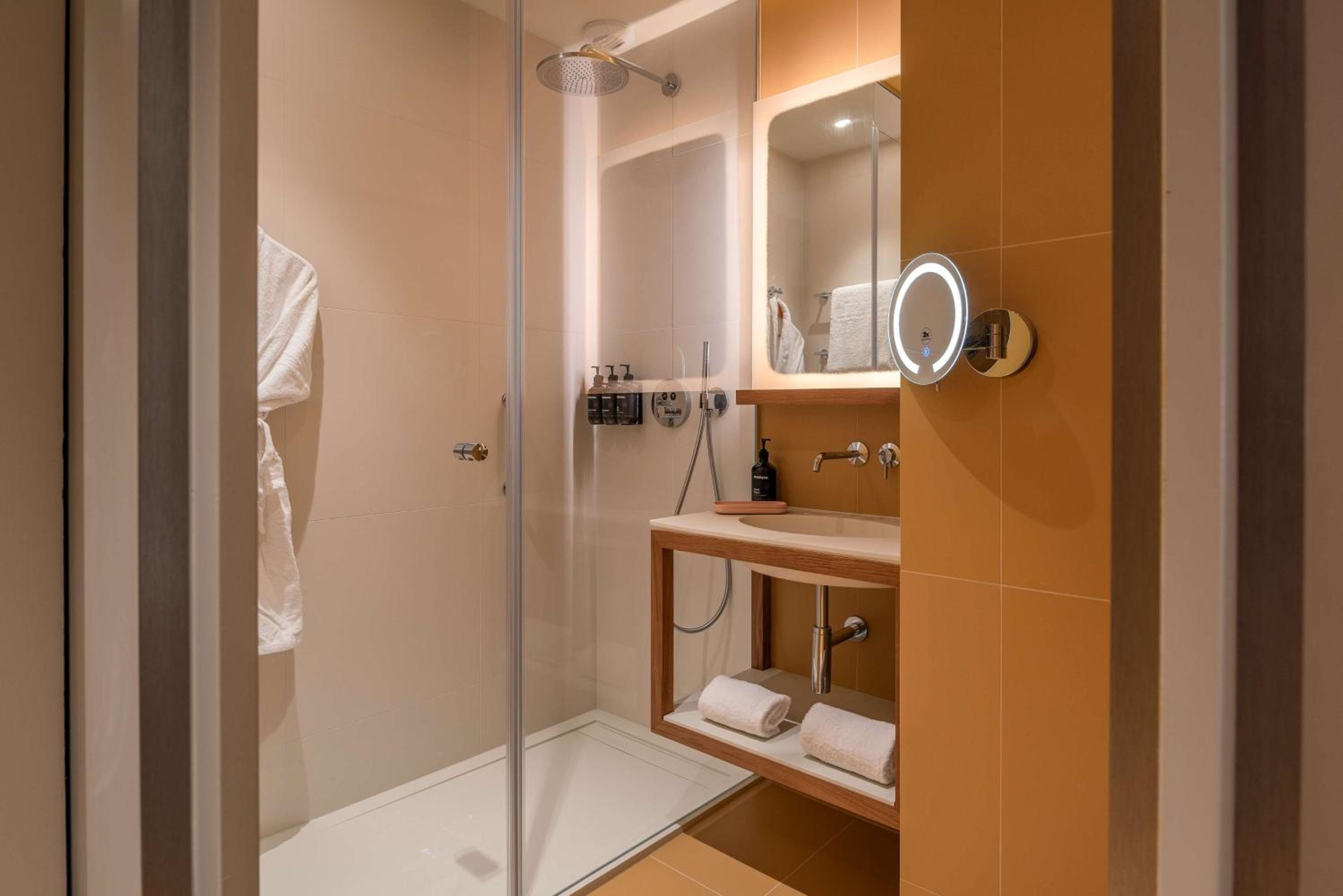 Premium Queen Room with Partial Sea View - Photo 6