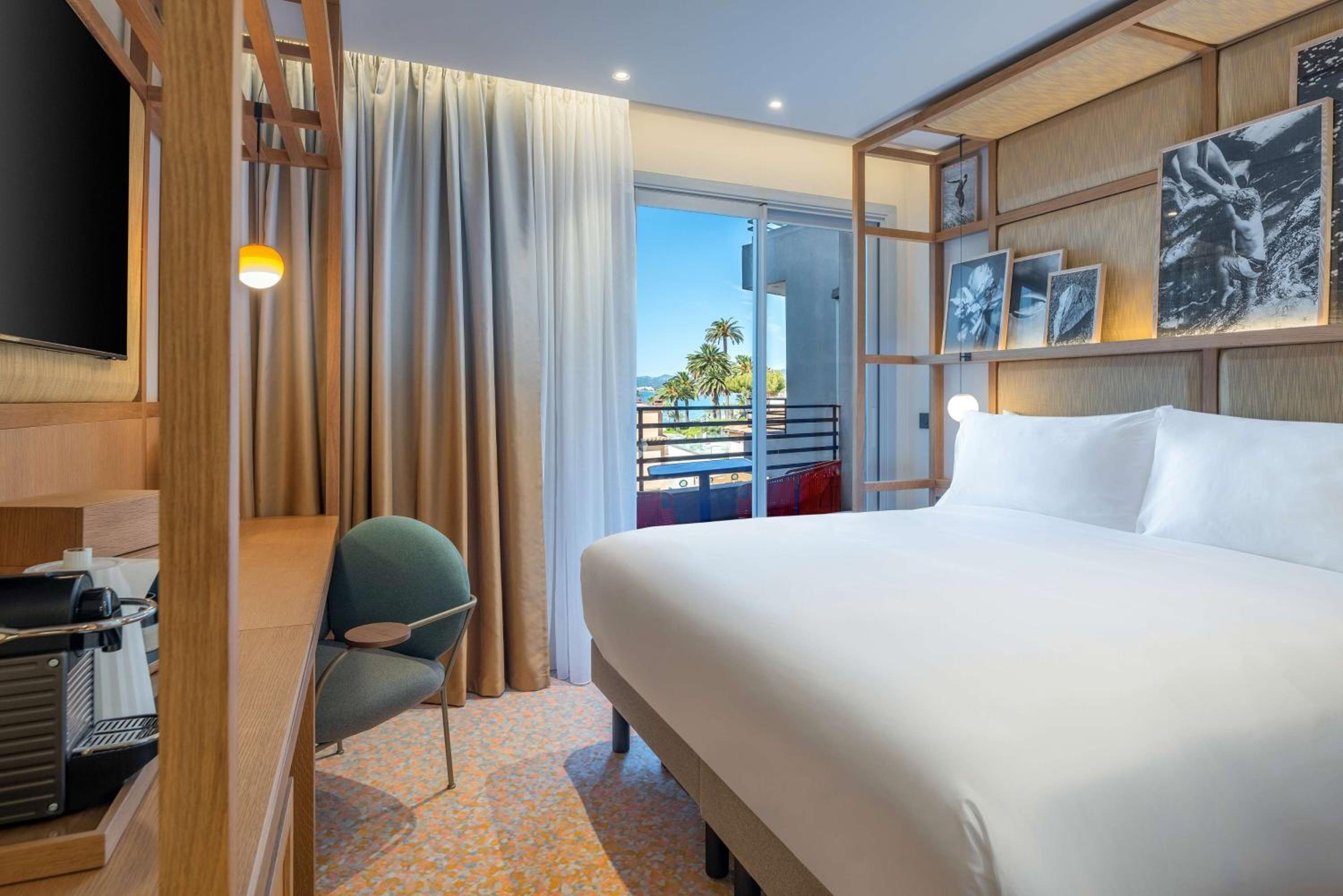 King Room with Balcony - Photo 9