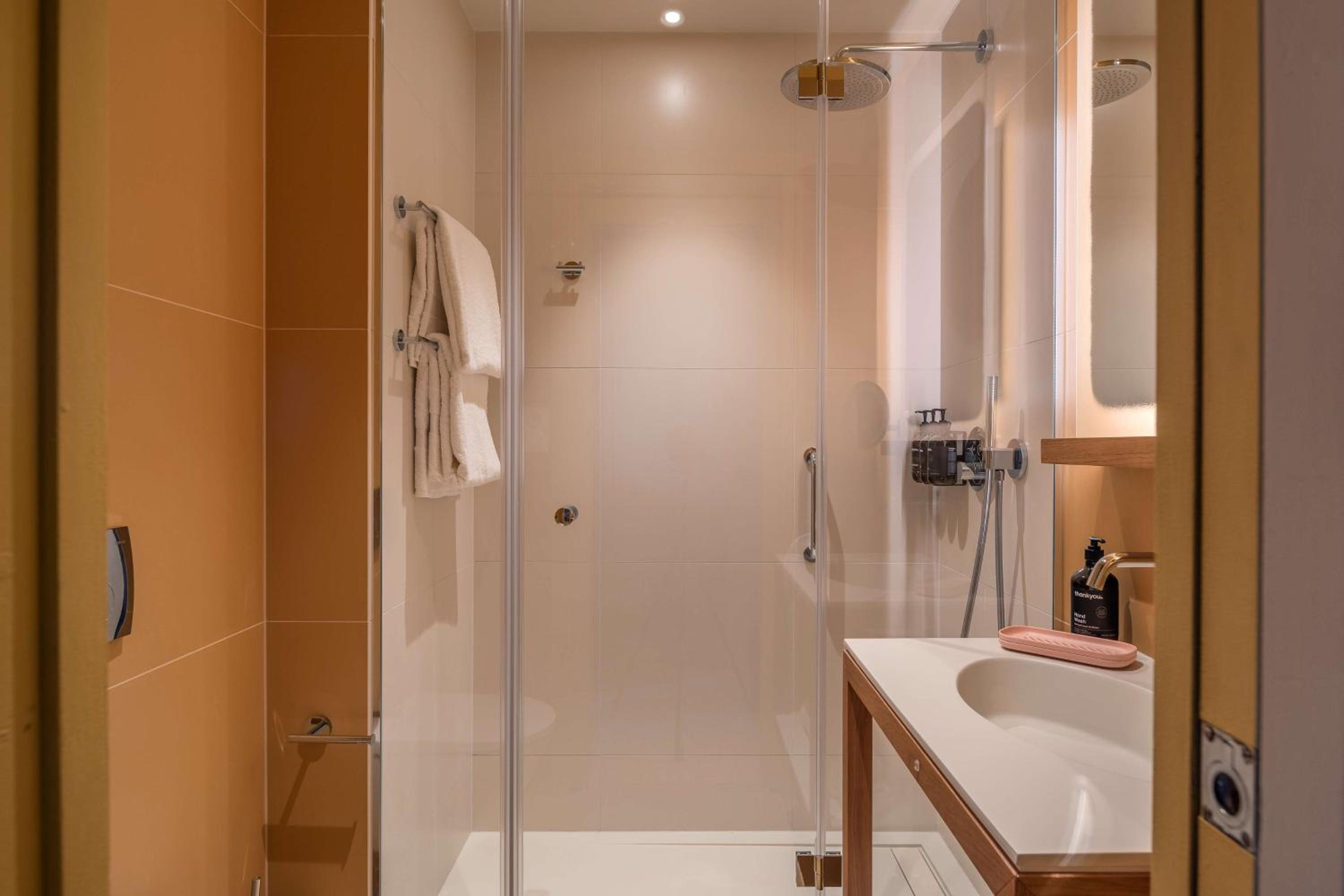 Junior King Suite with Partial Sea View - Photo 7