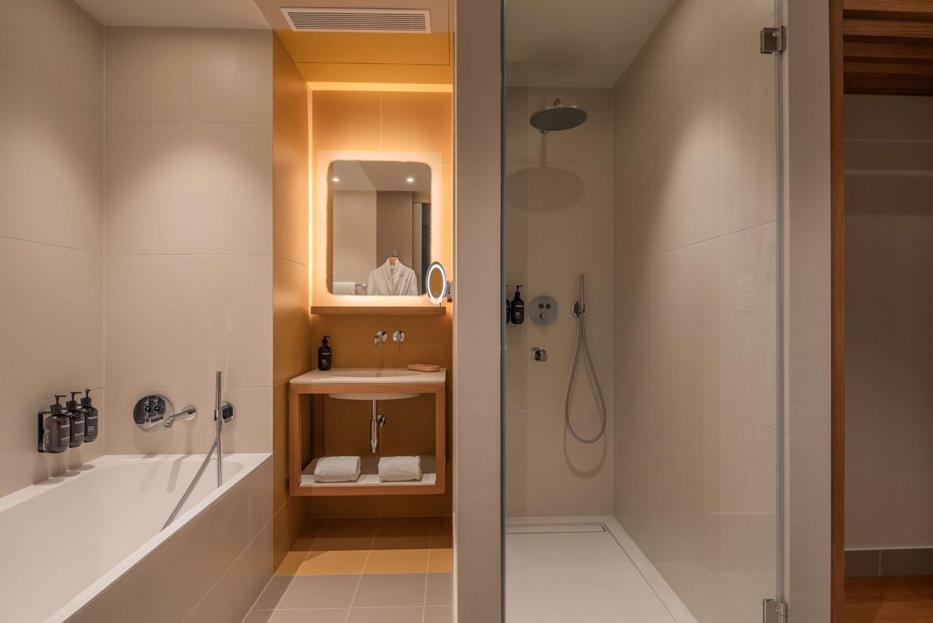Junior King Suite with Partial Sea View - Photo 6