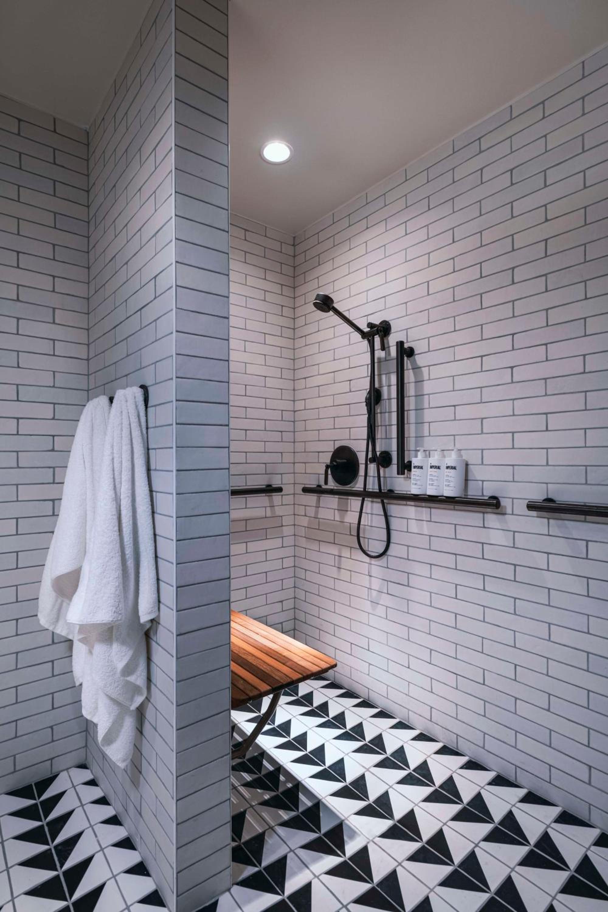 King Room with Roll-In Shower - Disability Access - Photo 3