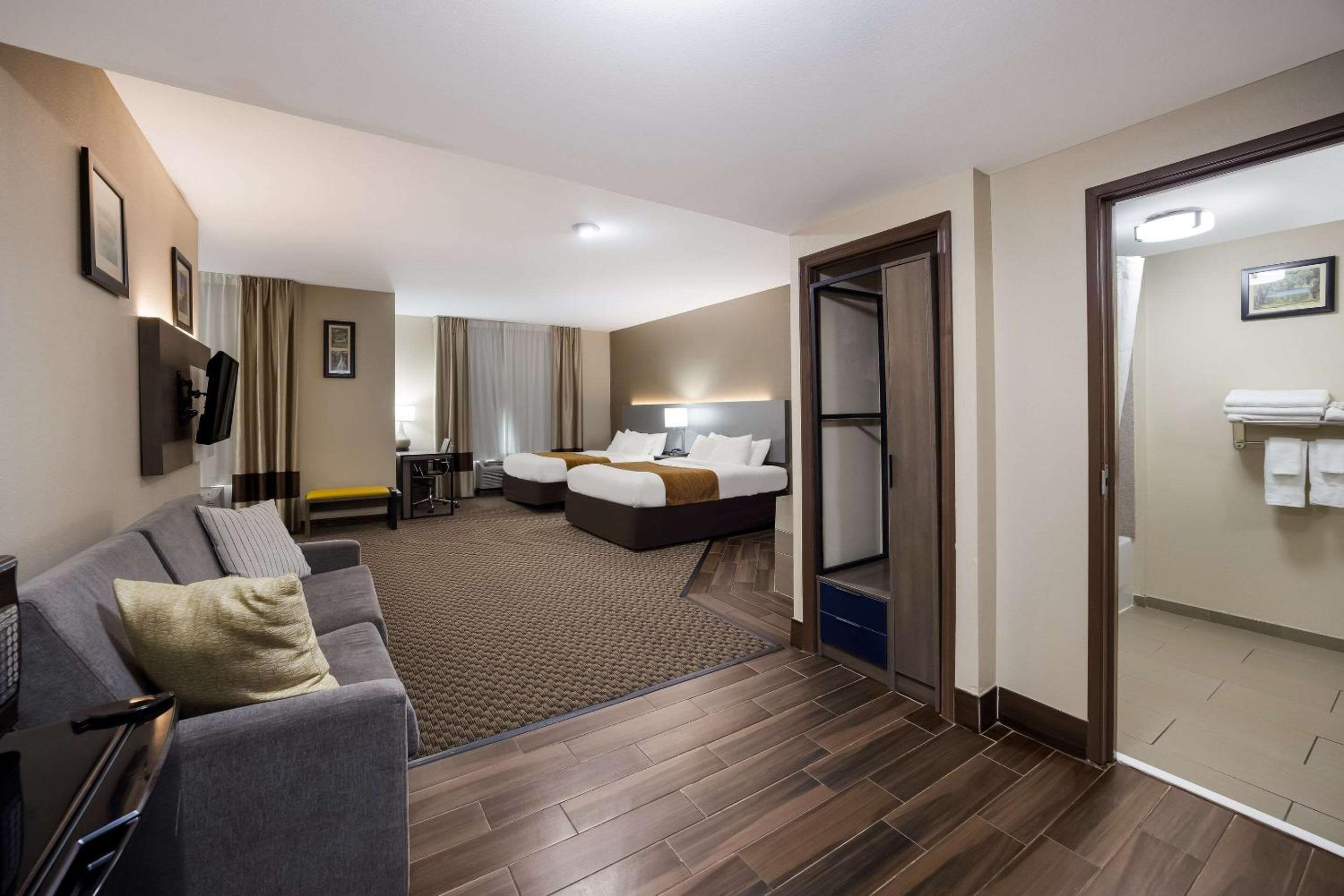 Queen Suite with Two Queen Beds and Whirlpool - Non-Smoking photo 2