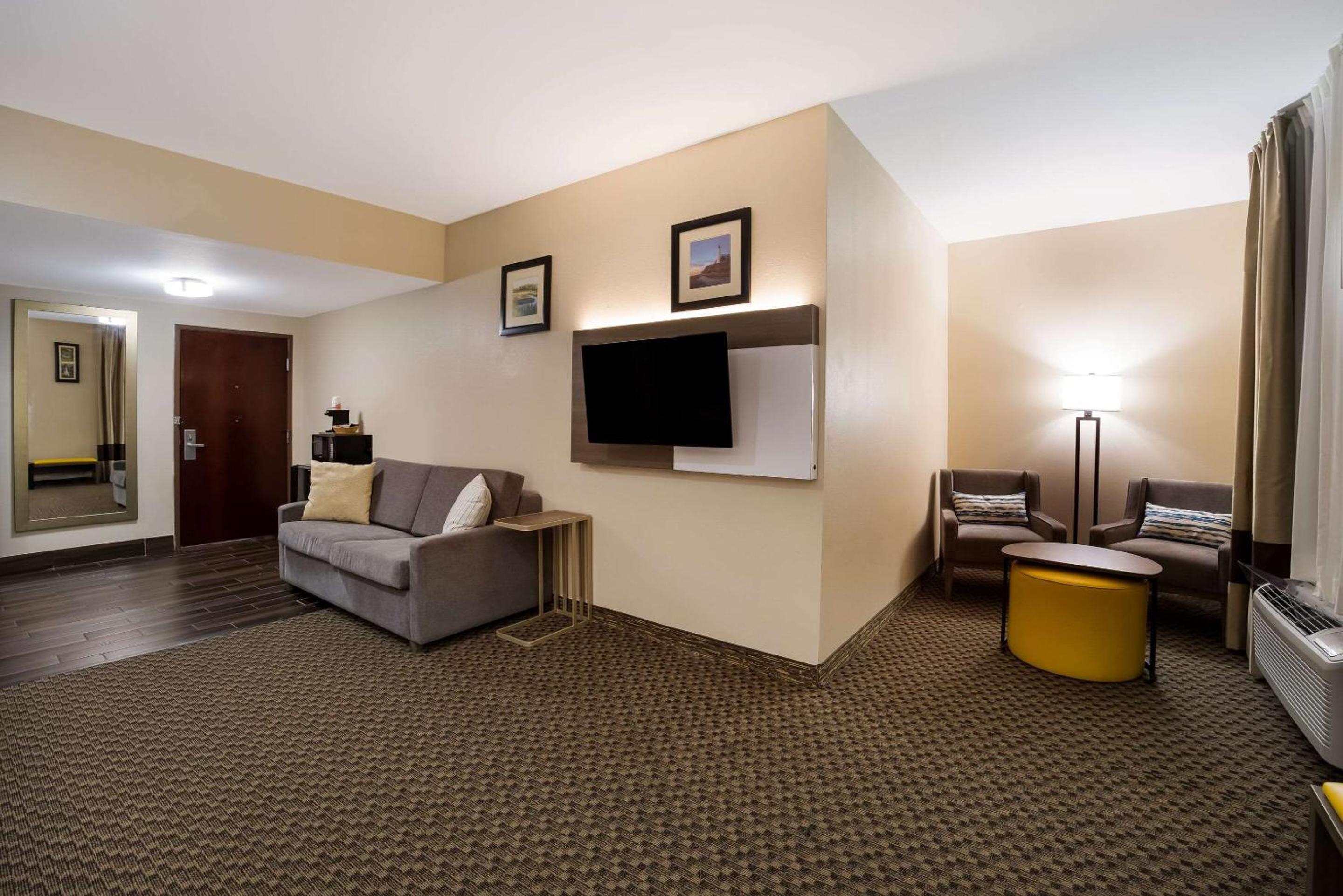 Queen Suite with Two Queen Beds and Whirlpool - Non-Smoking, photo 6