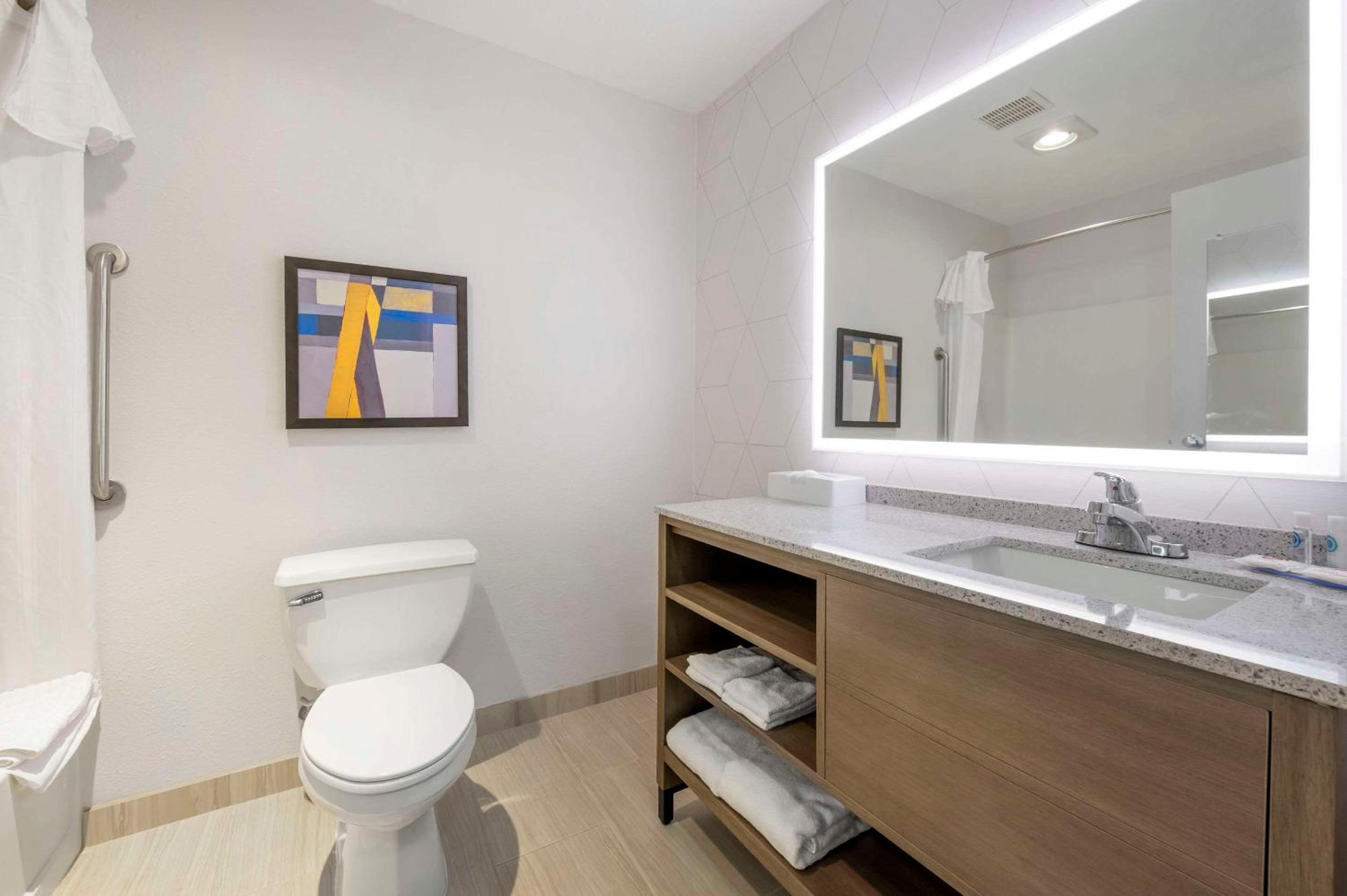 King Room - Non-Smoking - Photo 2