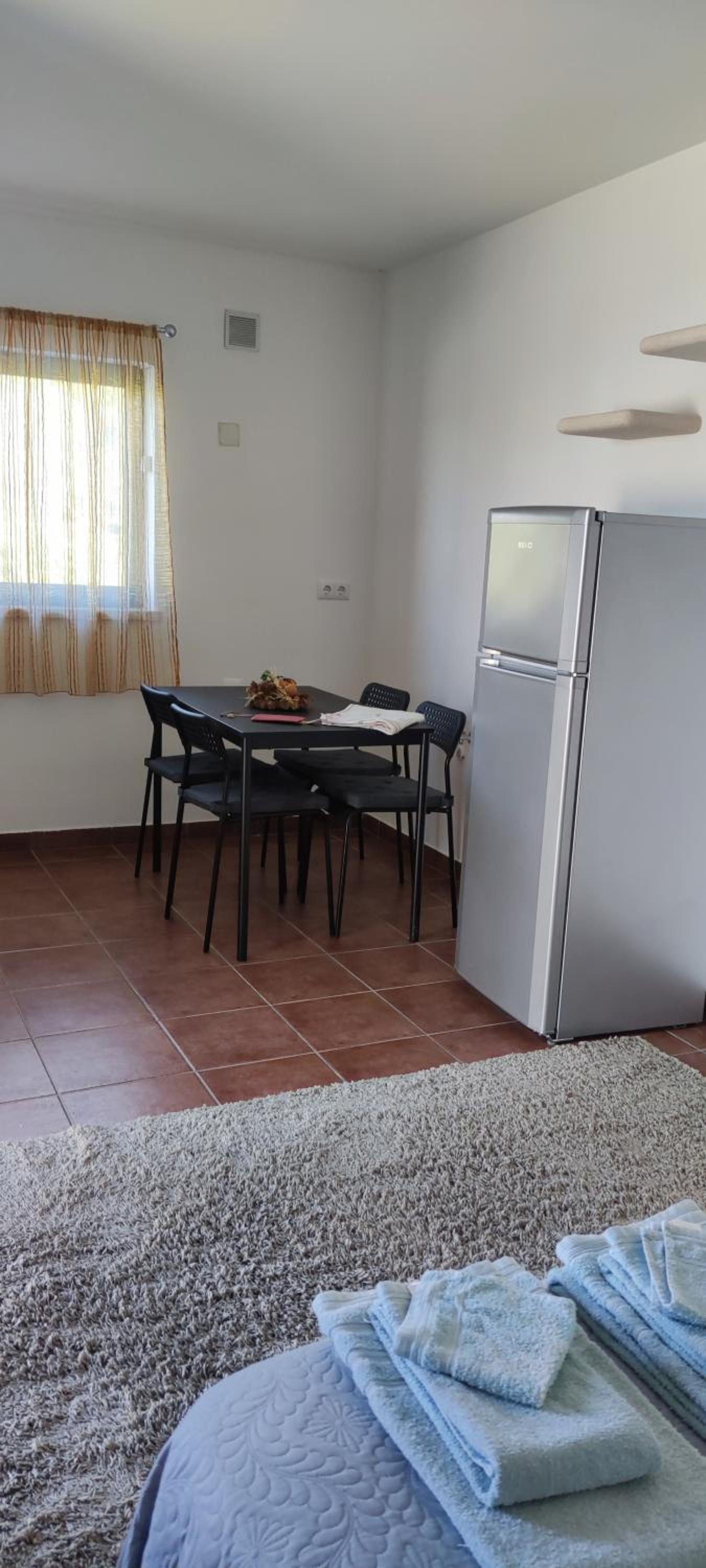 Large Double Room - Photo 7