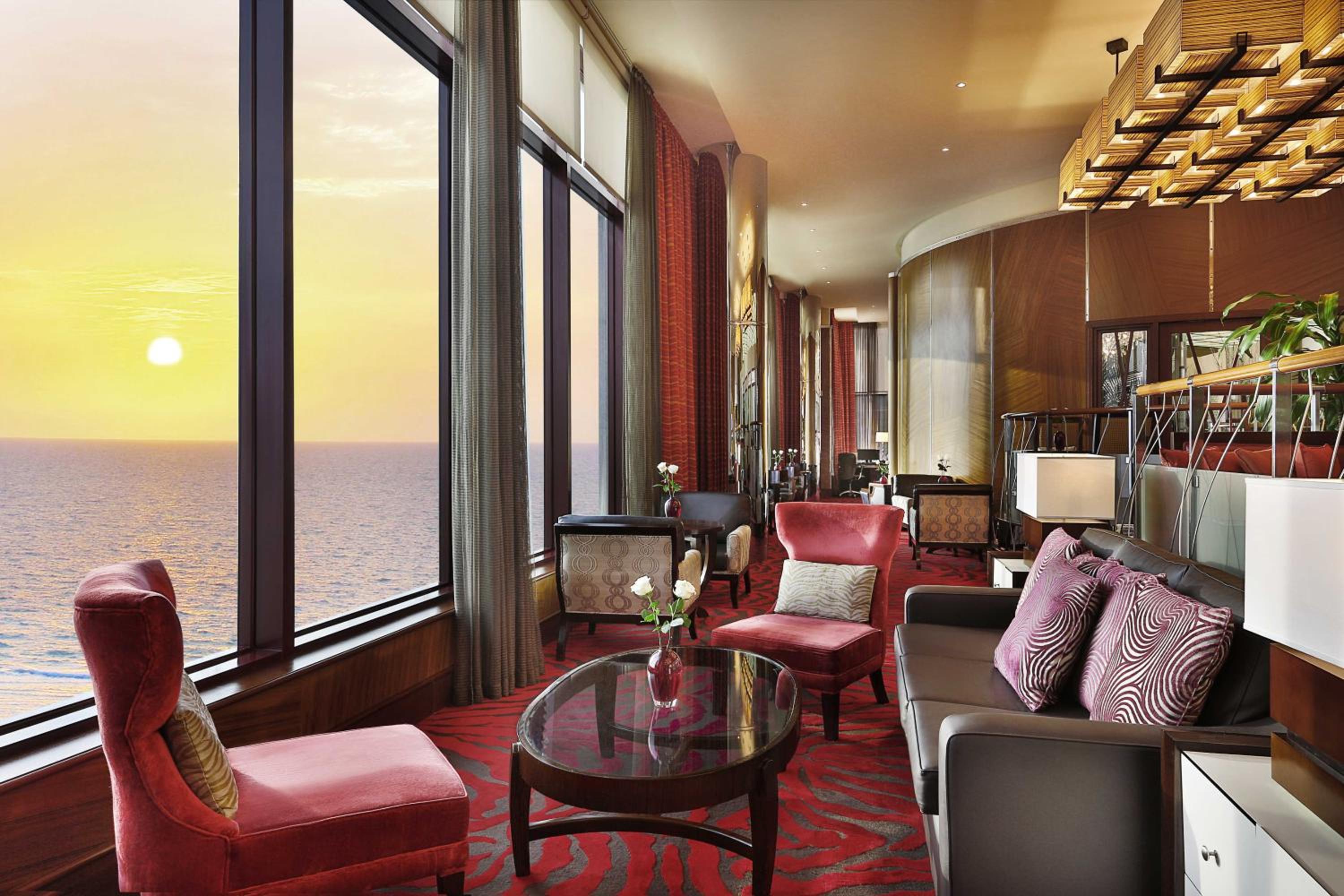 Executive Twin Room with City View - Lounge Access