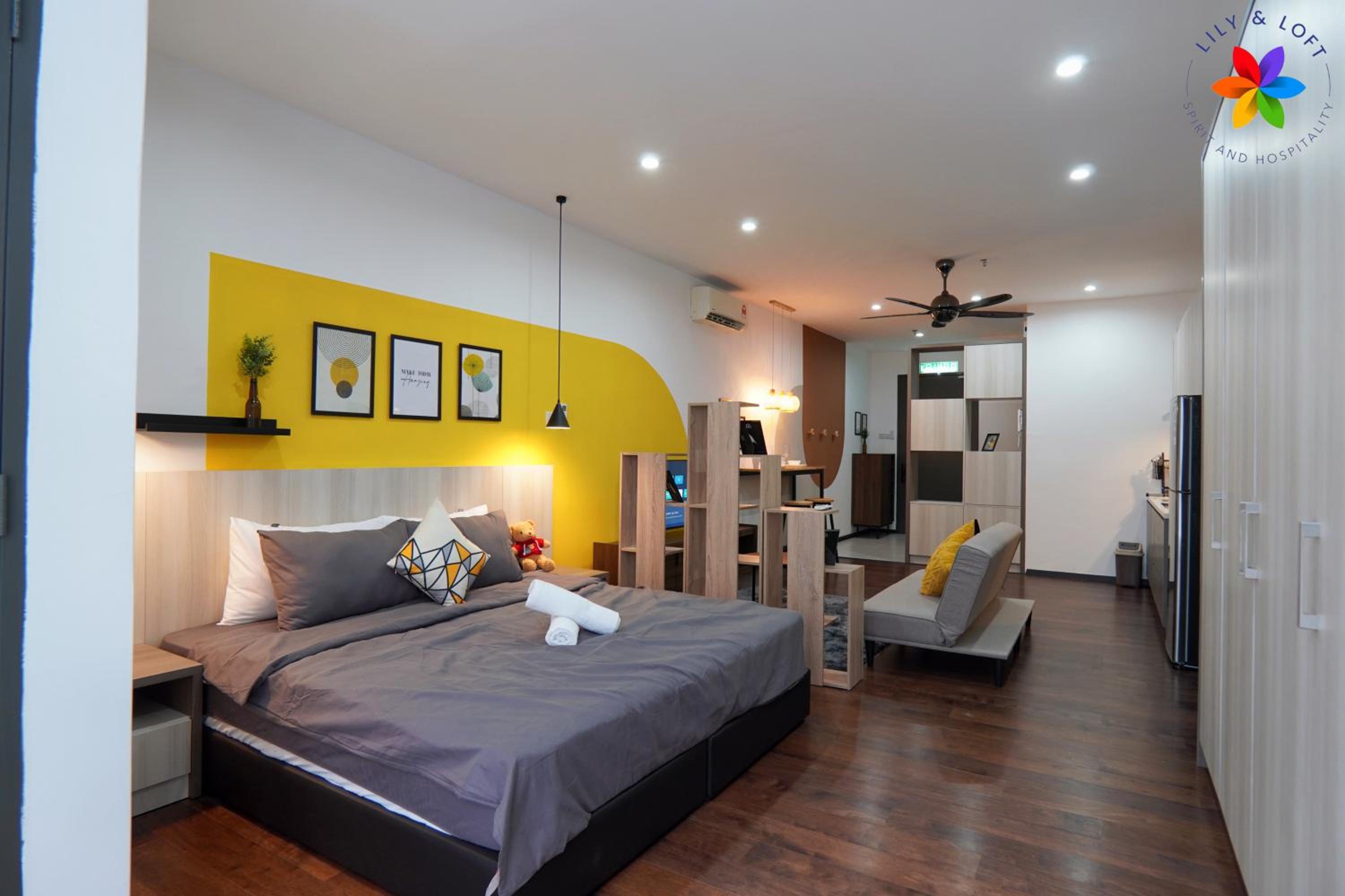 King Studio with Sofa Bed