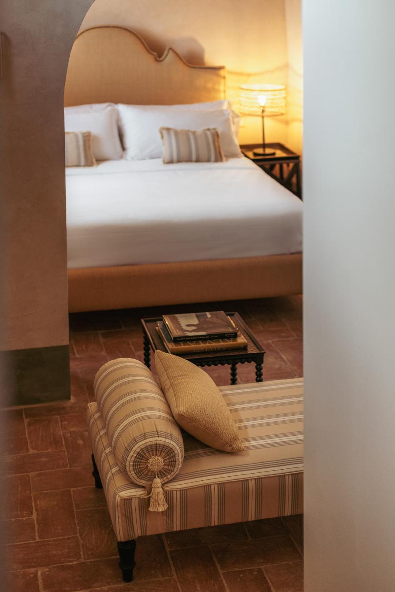 Deluxe King Room - Photo 7