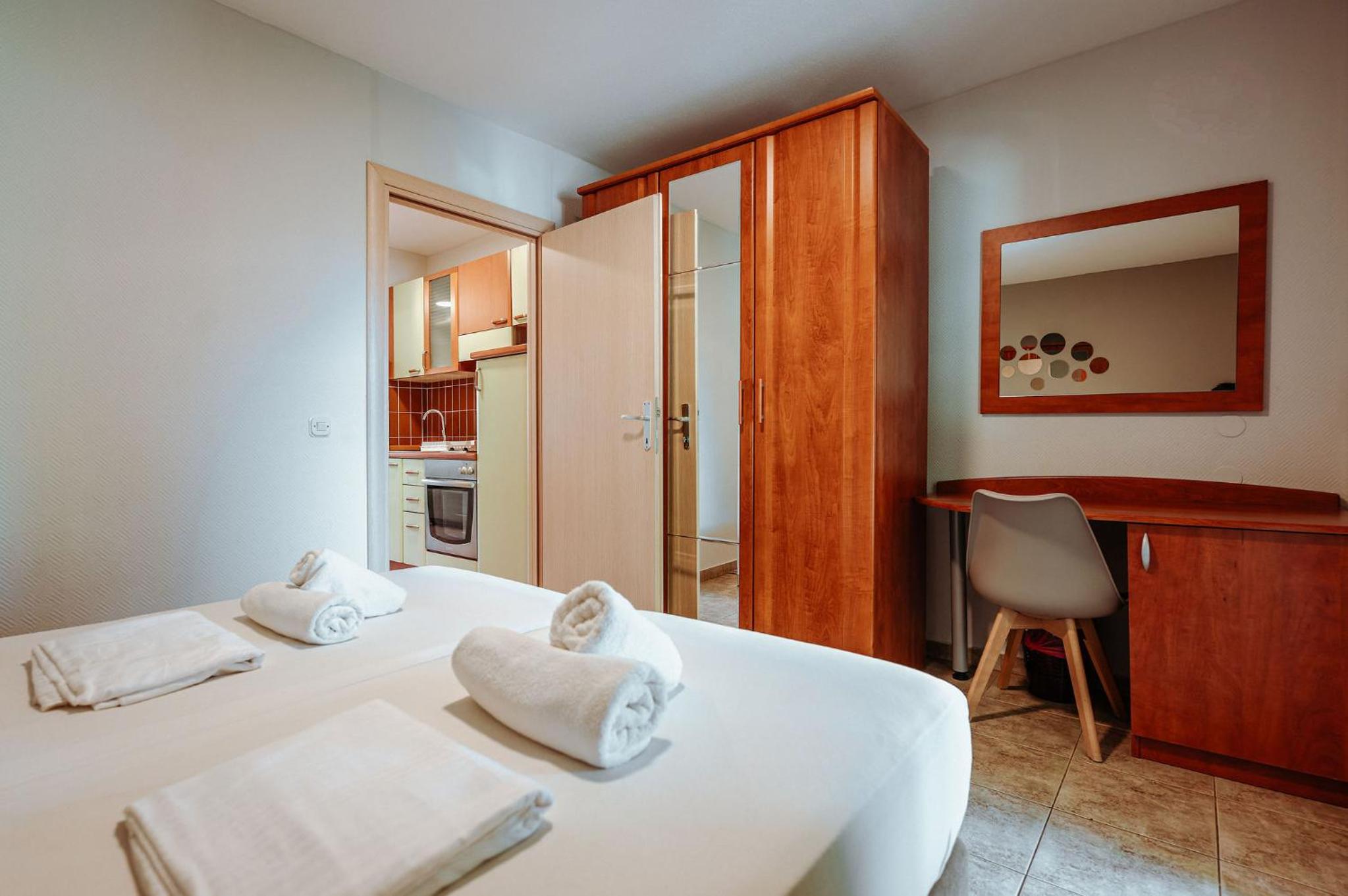 One-Bedroom Apartment with Balcony and Park View photo 3