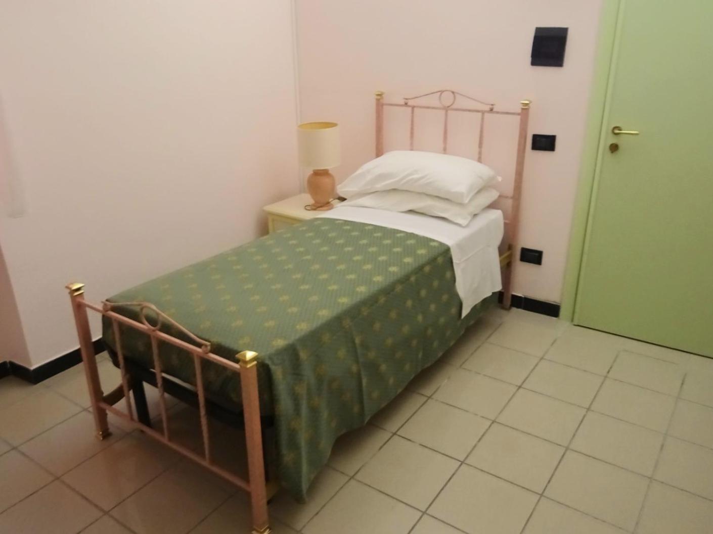 Single Room With Private Bathroom photo 1