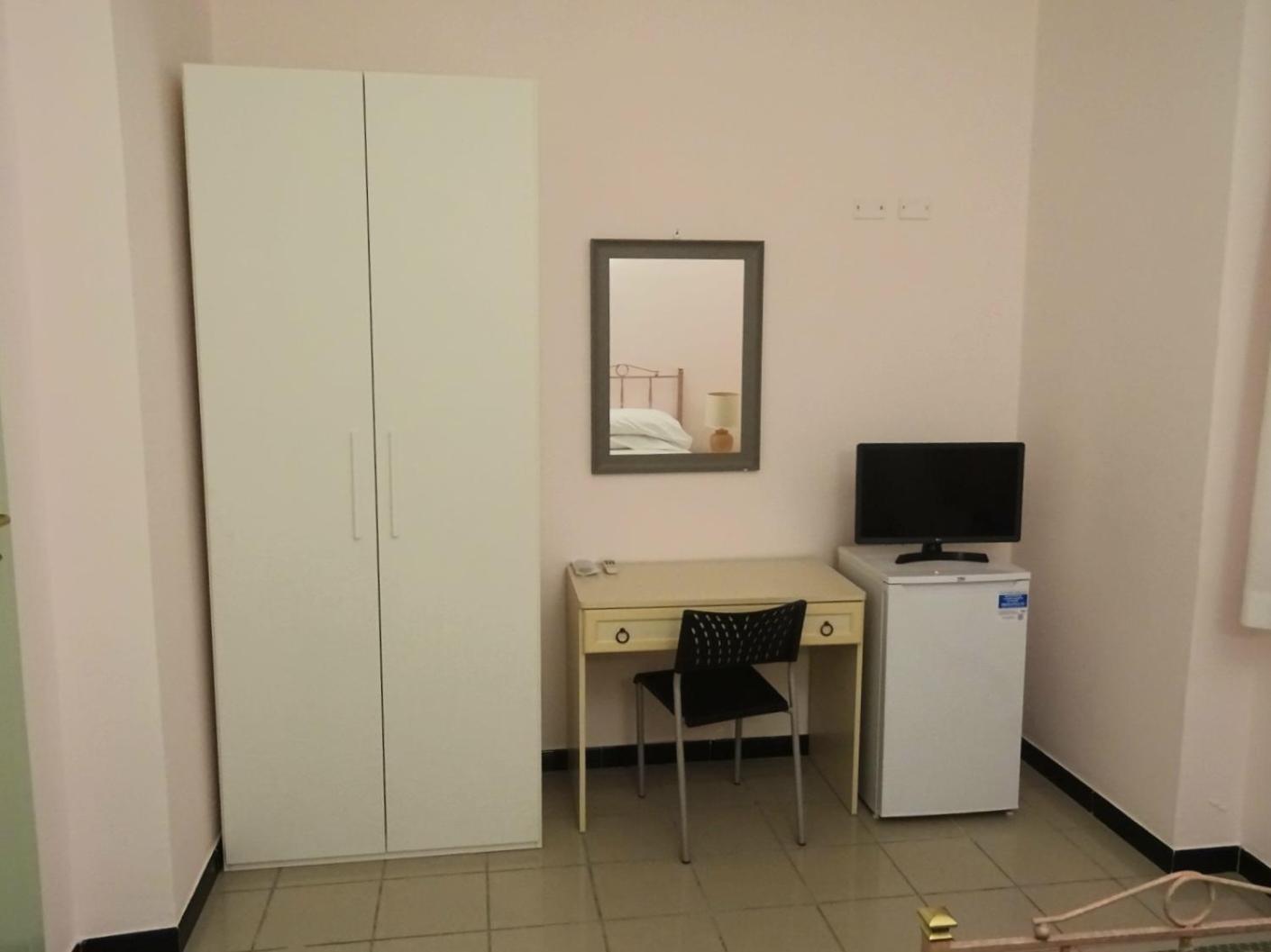 Single Room With Private Bathroom photo 2