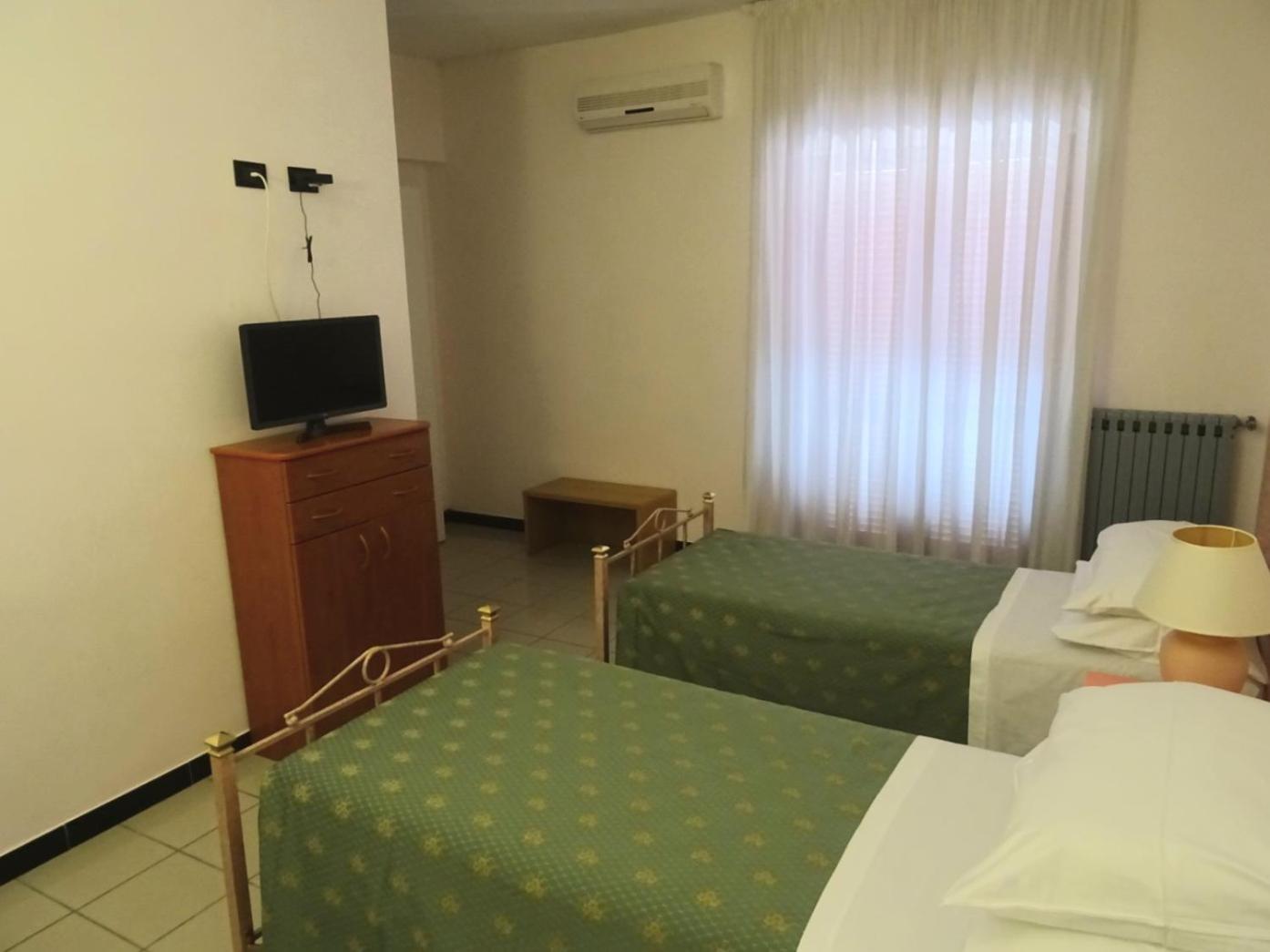 Twin Room With Private Bathroom photo 2