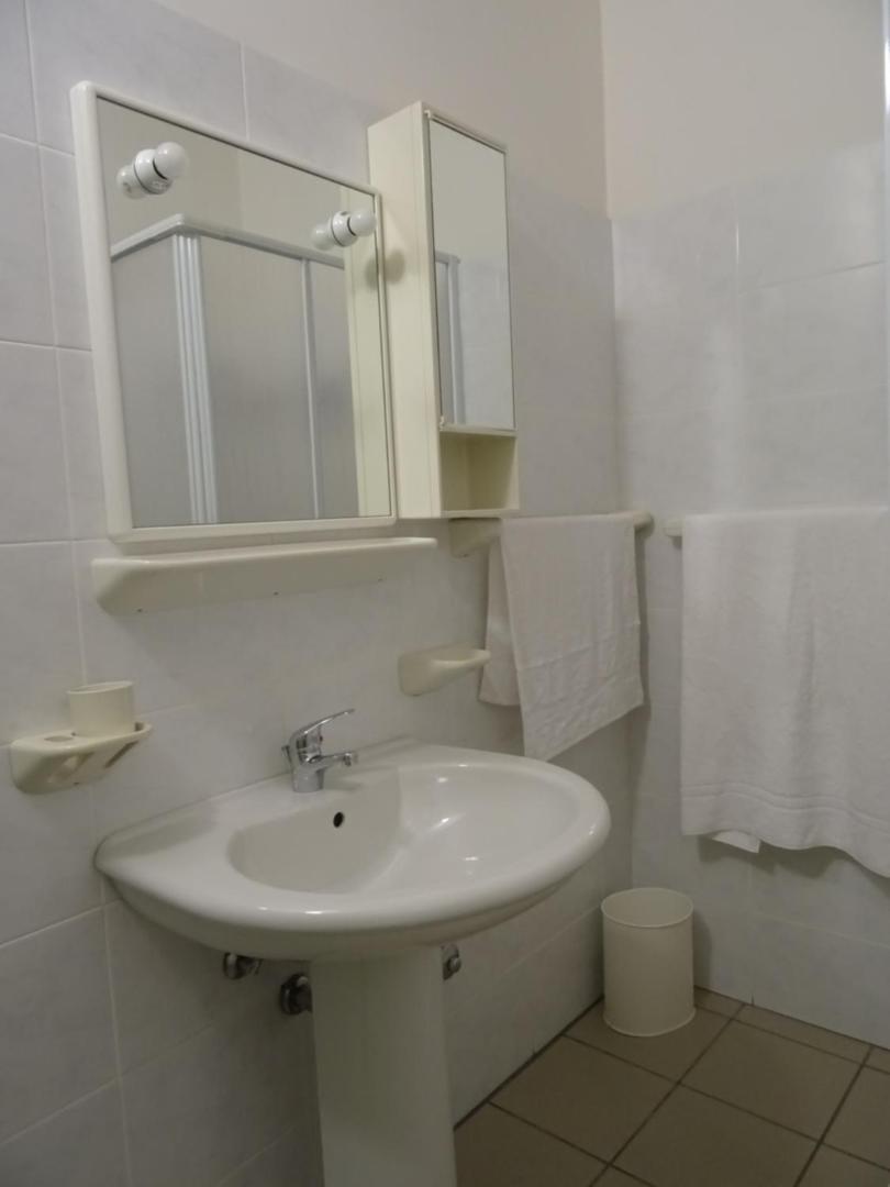 Twin Room With Private Bathroom photo 3