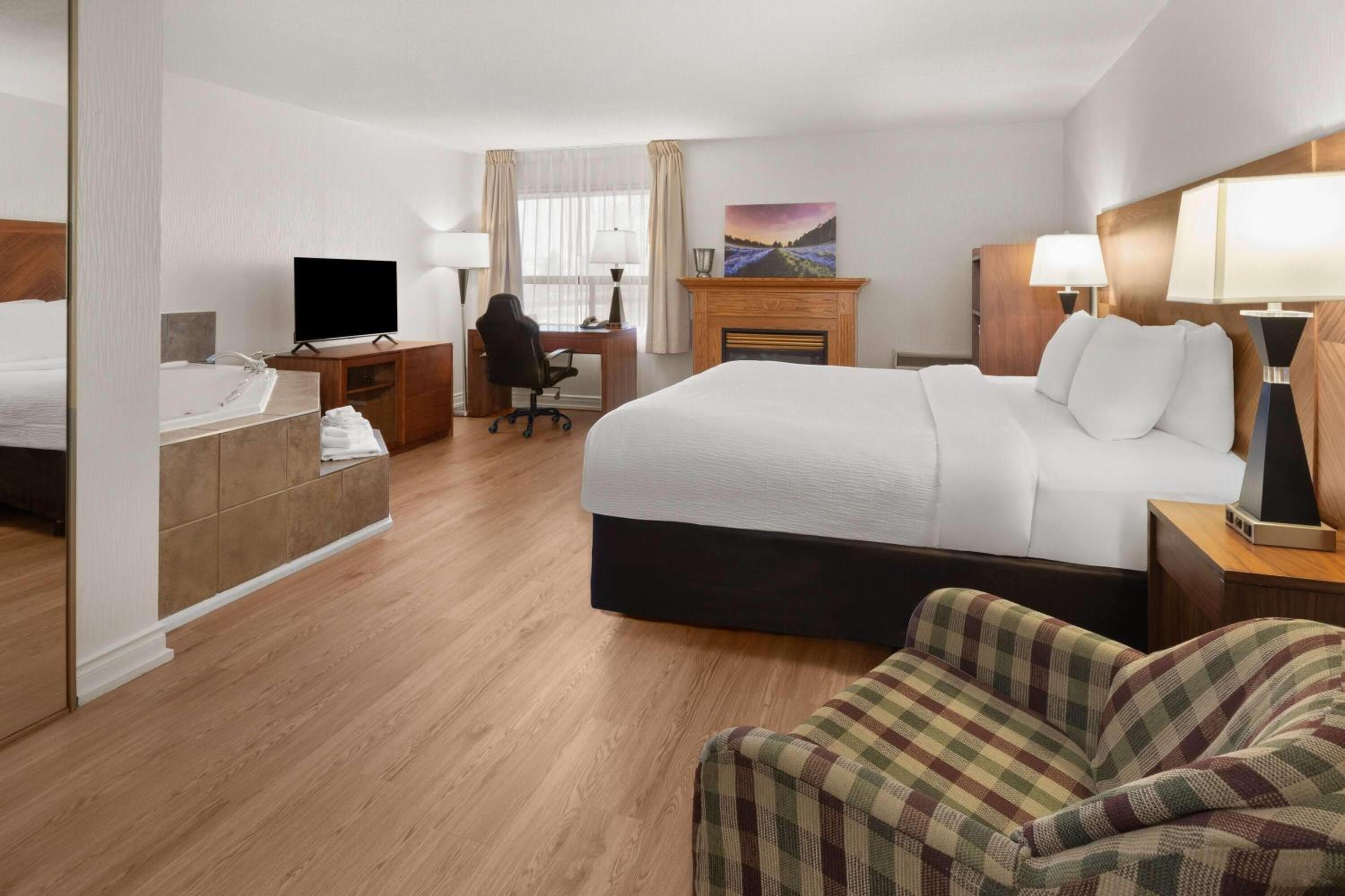 King Studio Suite with River View - Second Floor/Non-Smoking
