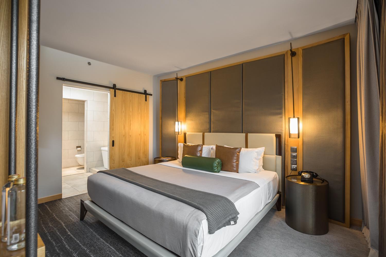 King Room with Balcony - Photo 12