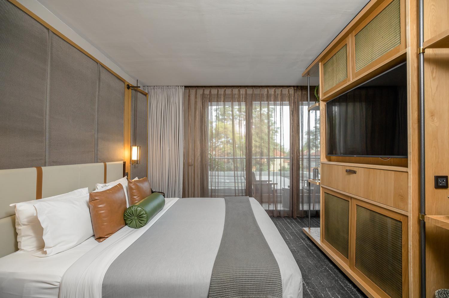 King Room with Balcony - Photo 3