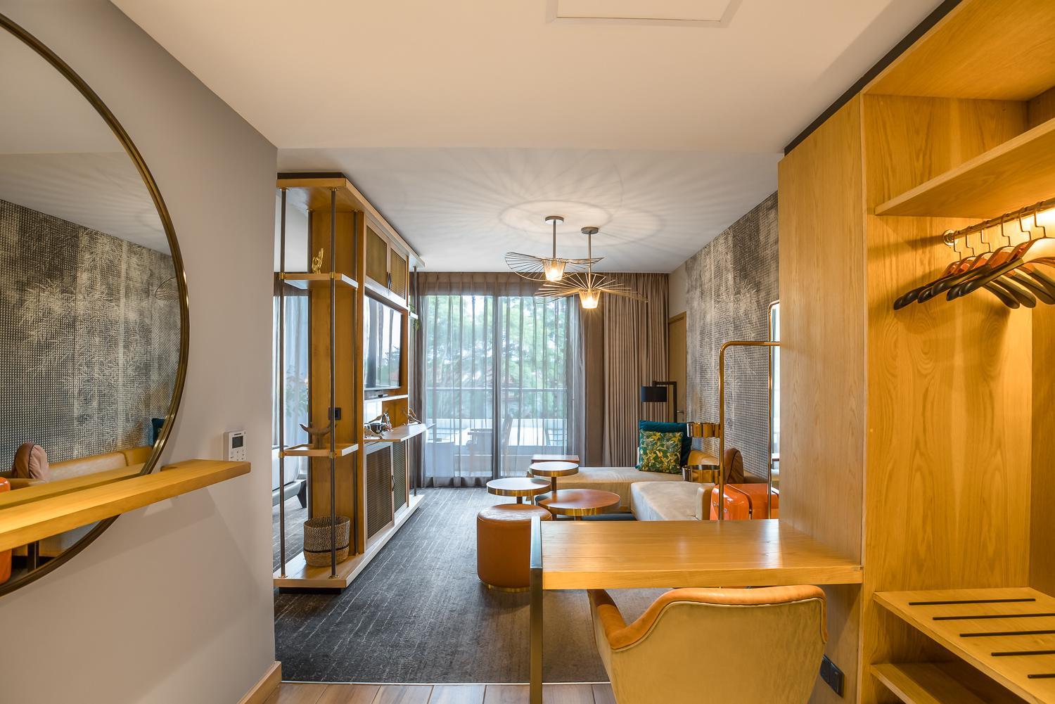 King Room with Balcony - Photo 4