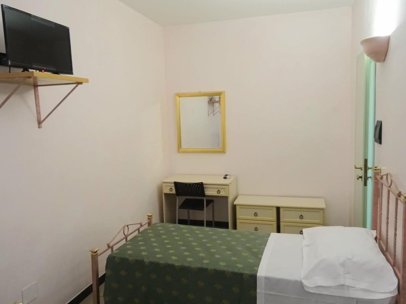 Quadruple Room With Private Bathroom photo 2