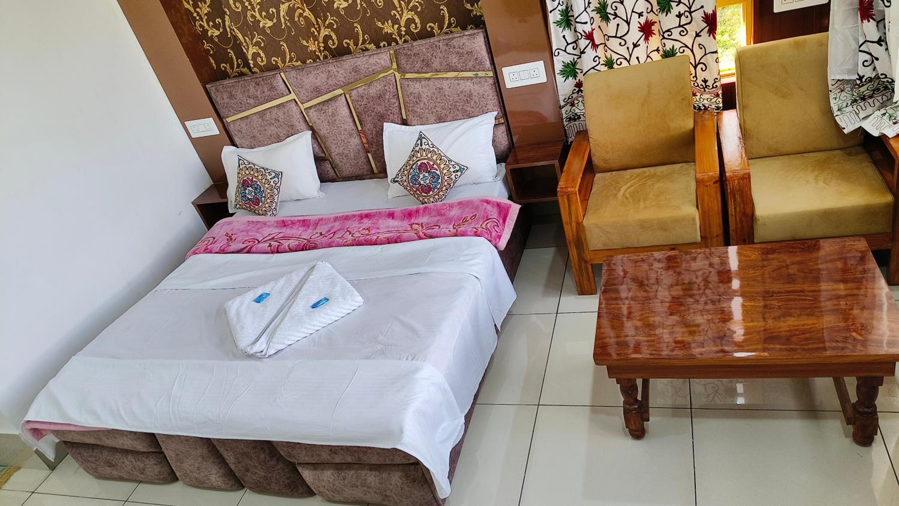 Deluxe Double Room - Photo 9