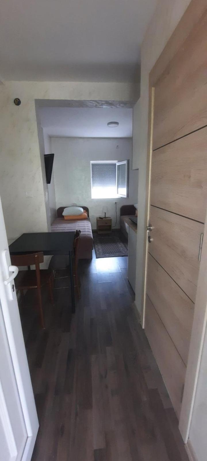 One-Bedroom Apartment photo 3