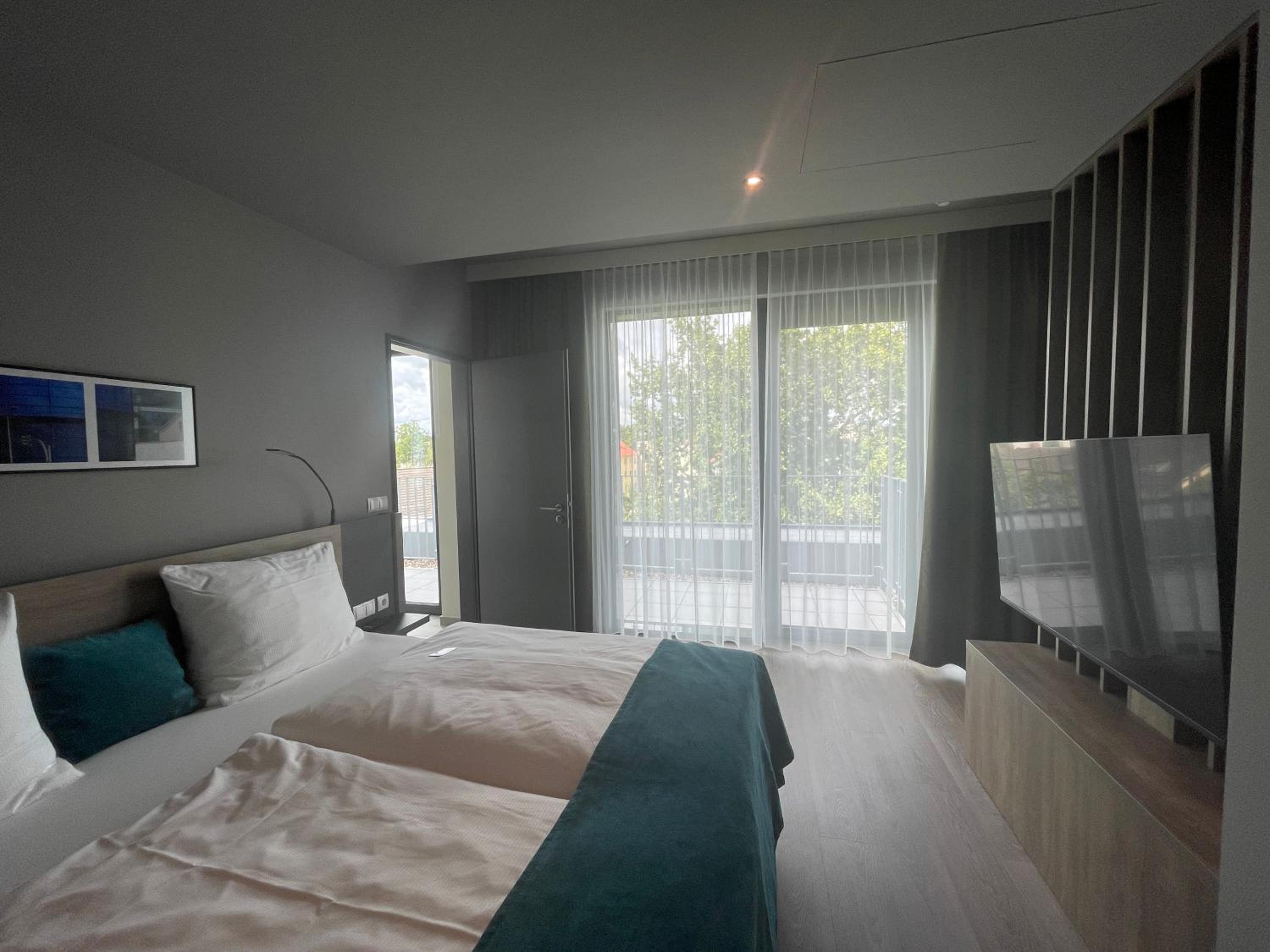Apartment with Balcony - Photo 2