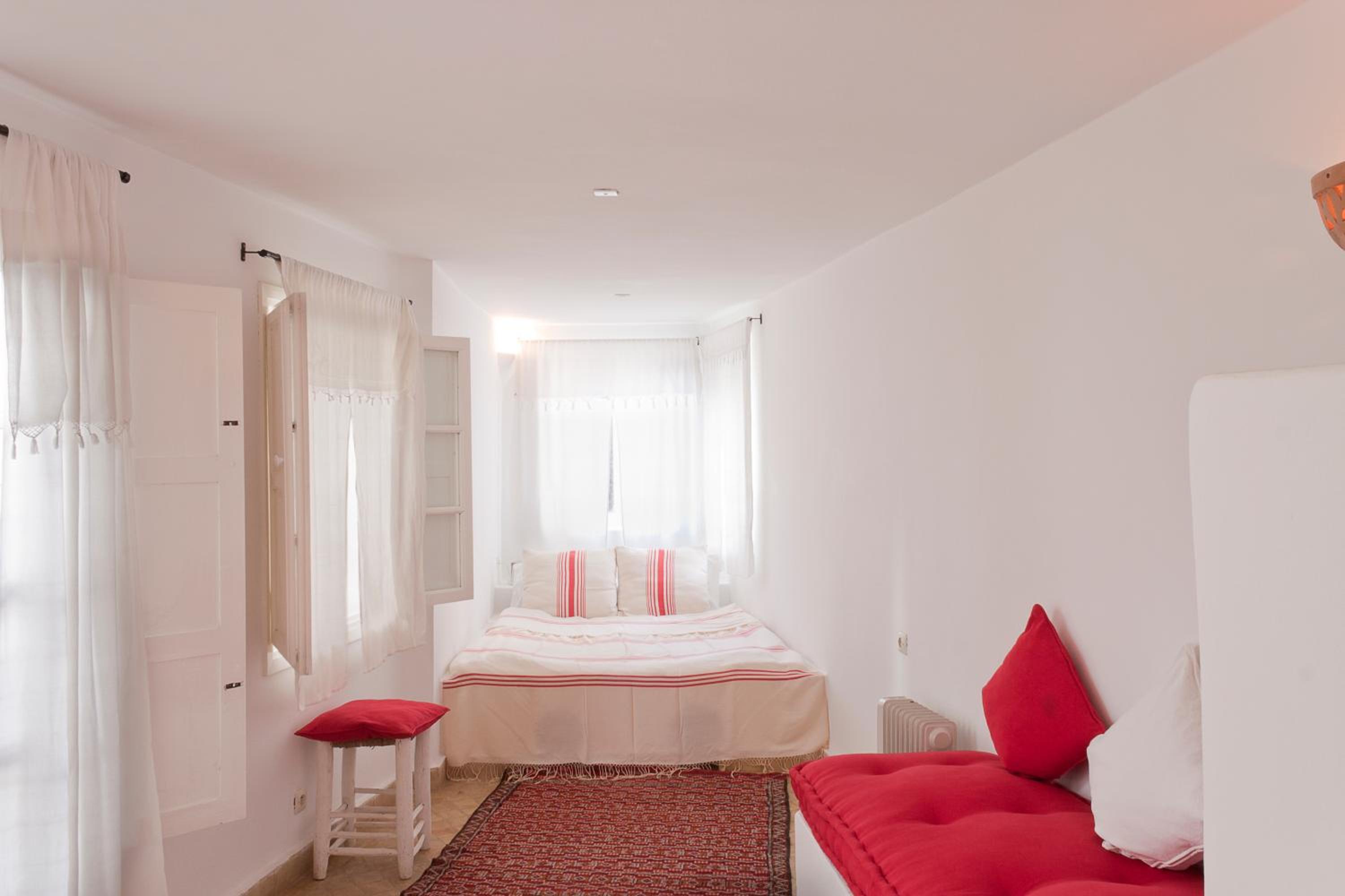 Deluxe Room (2 Adults + 1 Child) - Photo 1