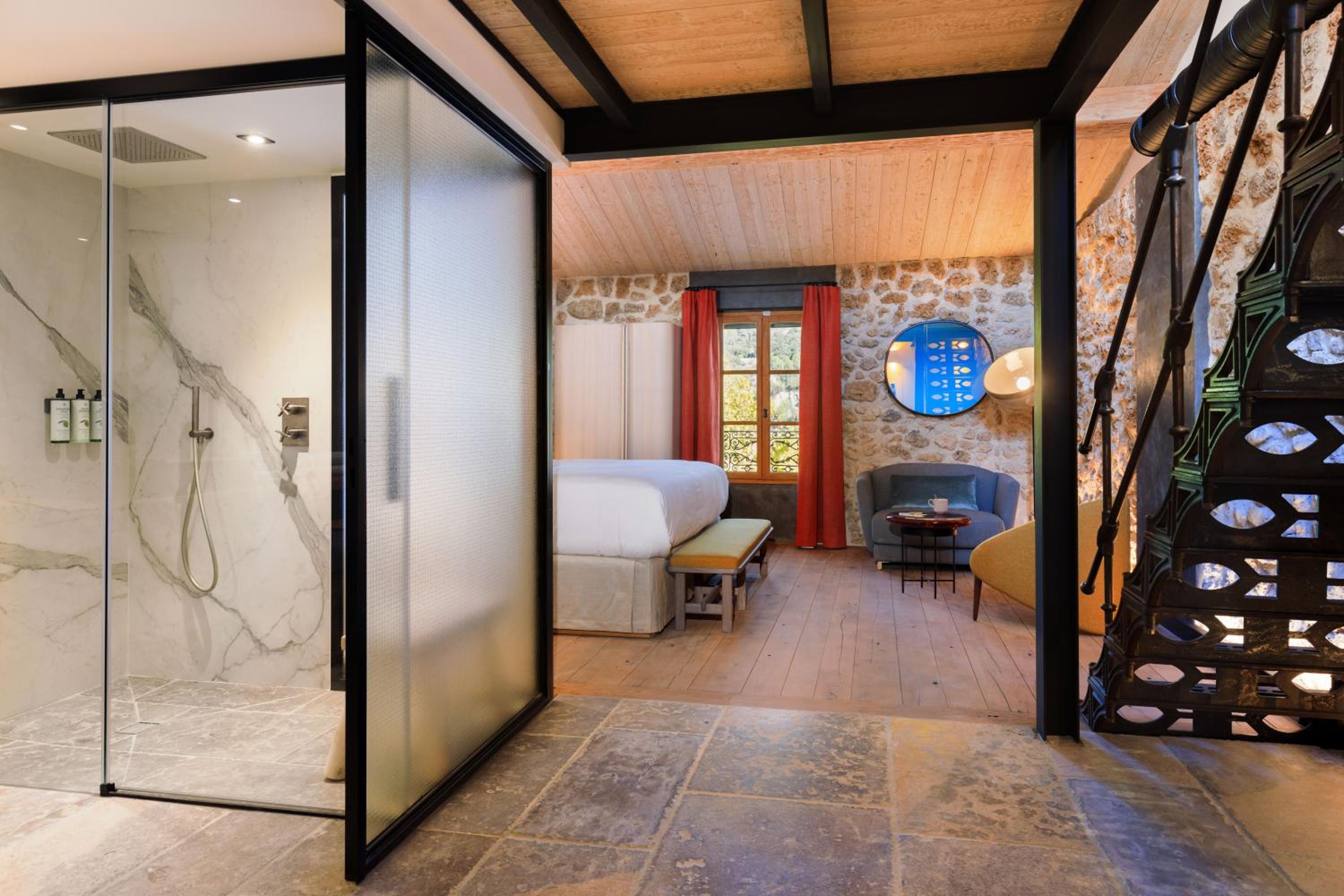 Deluxe Room (2 Adults + 1 Child)