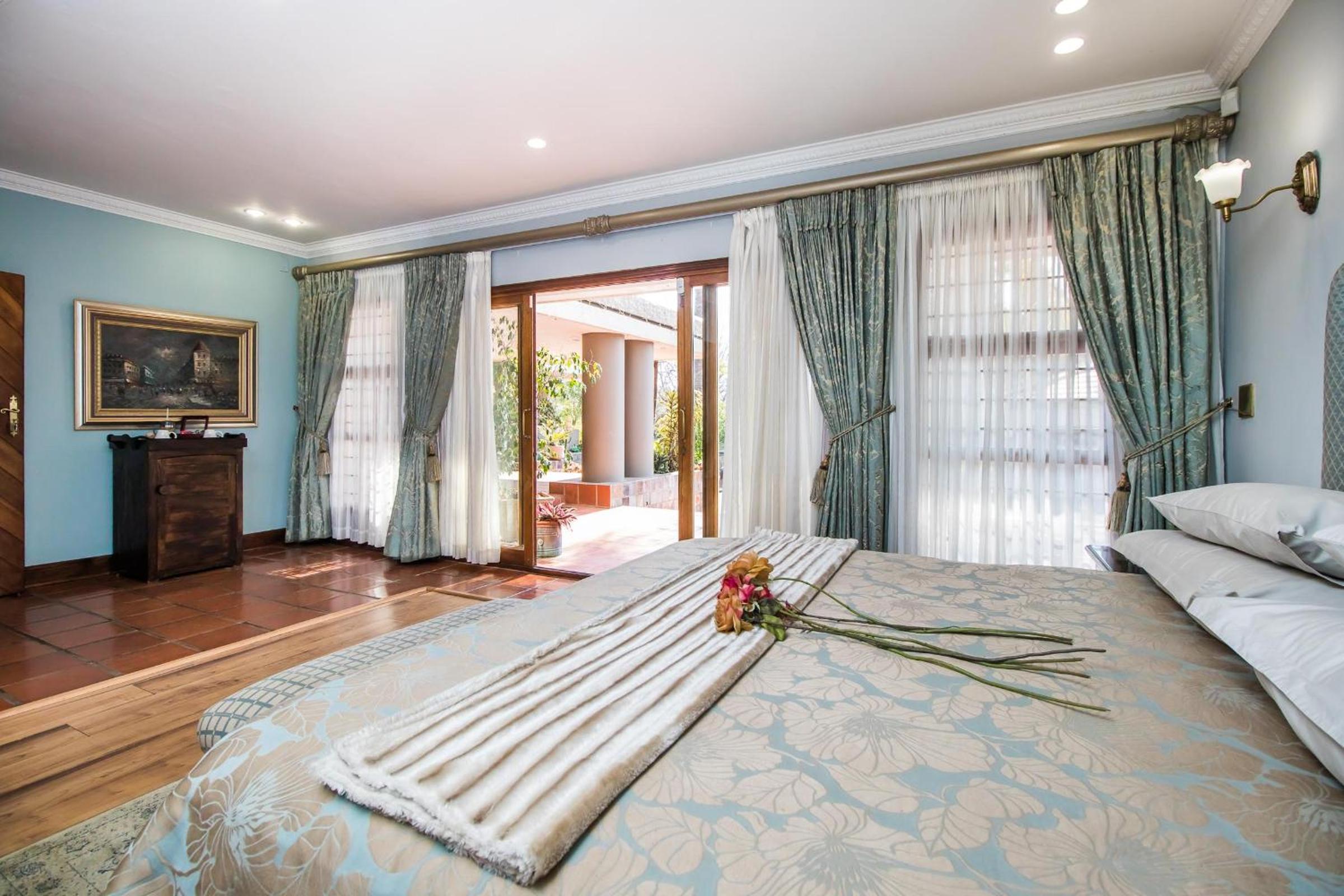 Luxury King Room photo 3